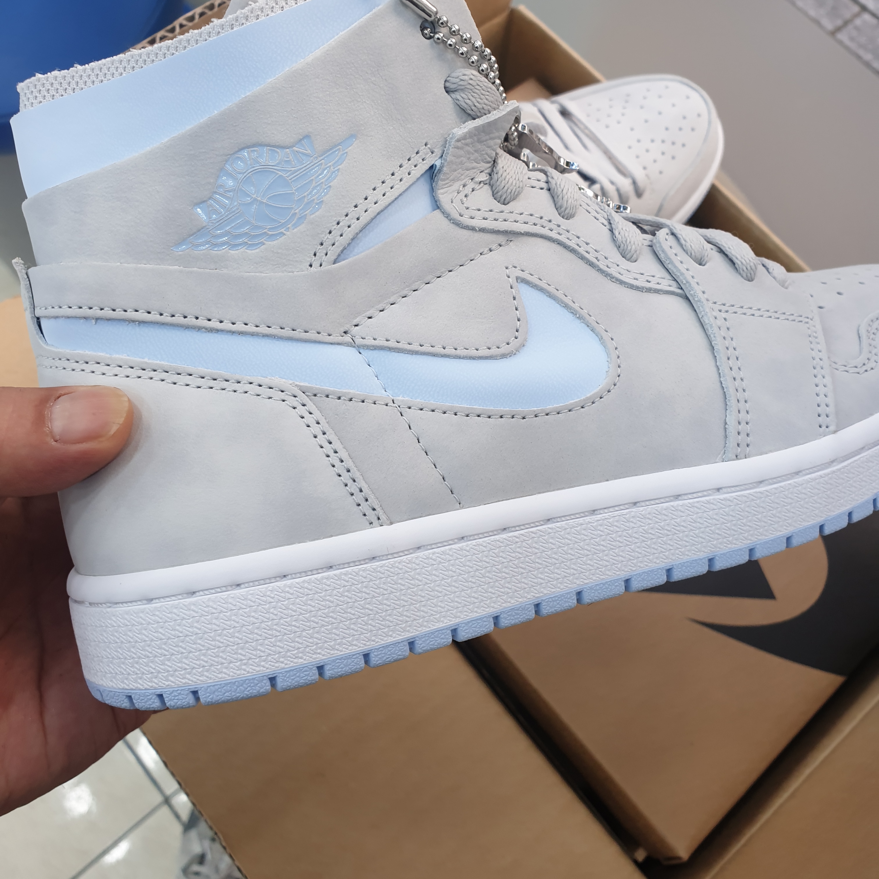 (W) Jordan 1 Zoom Air CMFT Grey Fog and Celestine Blue 착용 스타일 - 3