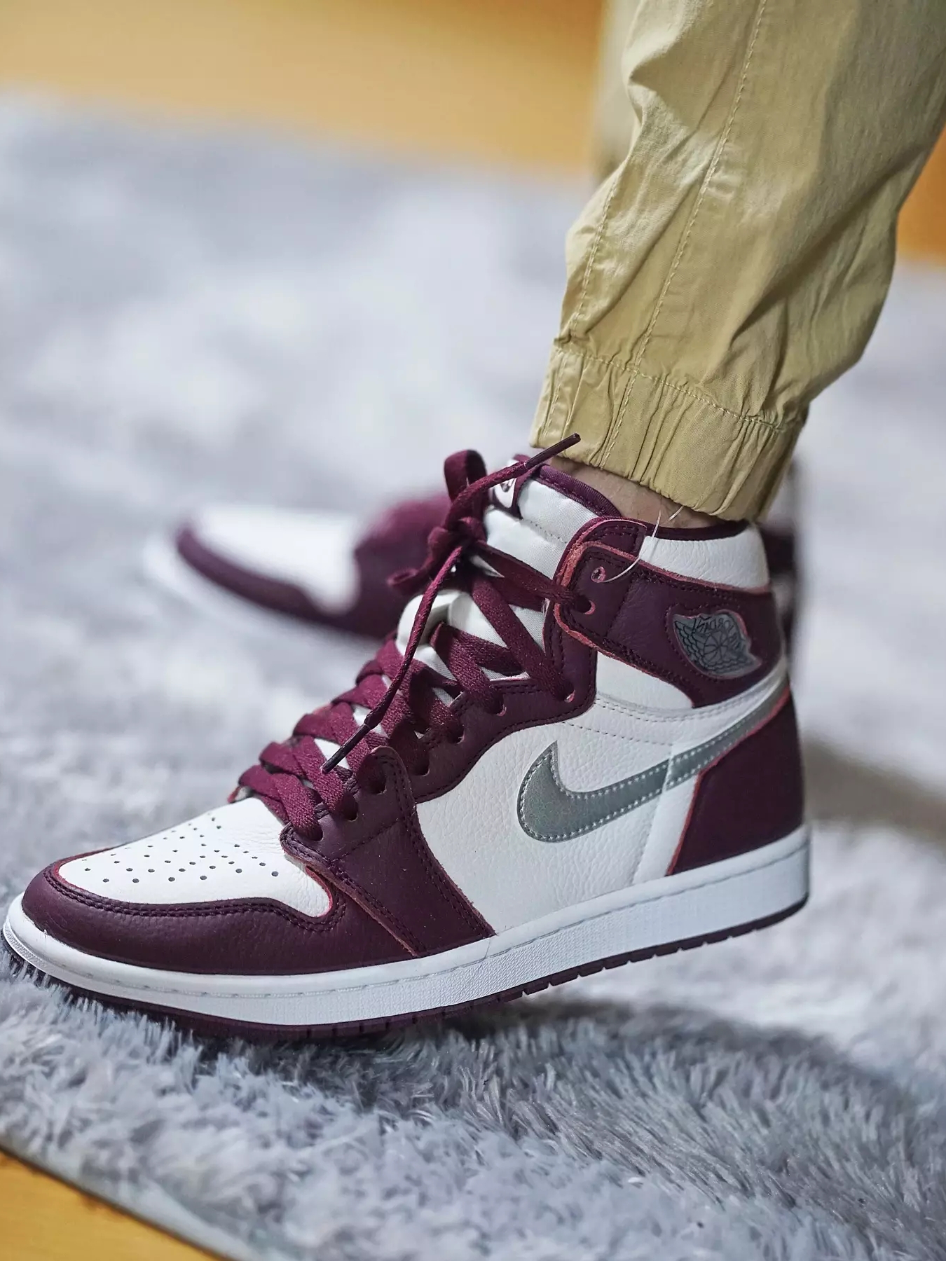Jordan 1 Retro High OG Bordeaux, (GS) Jordan 1 Retro High OG Bordeaux 착용 스타일 - 2