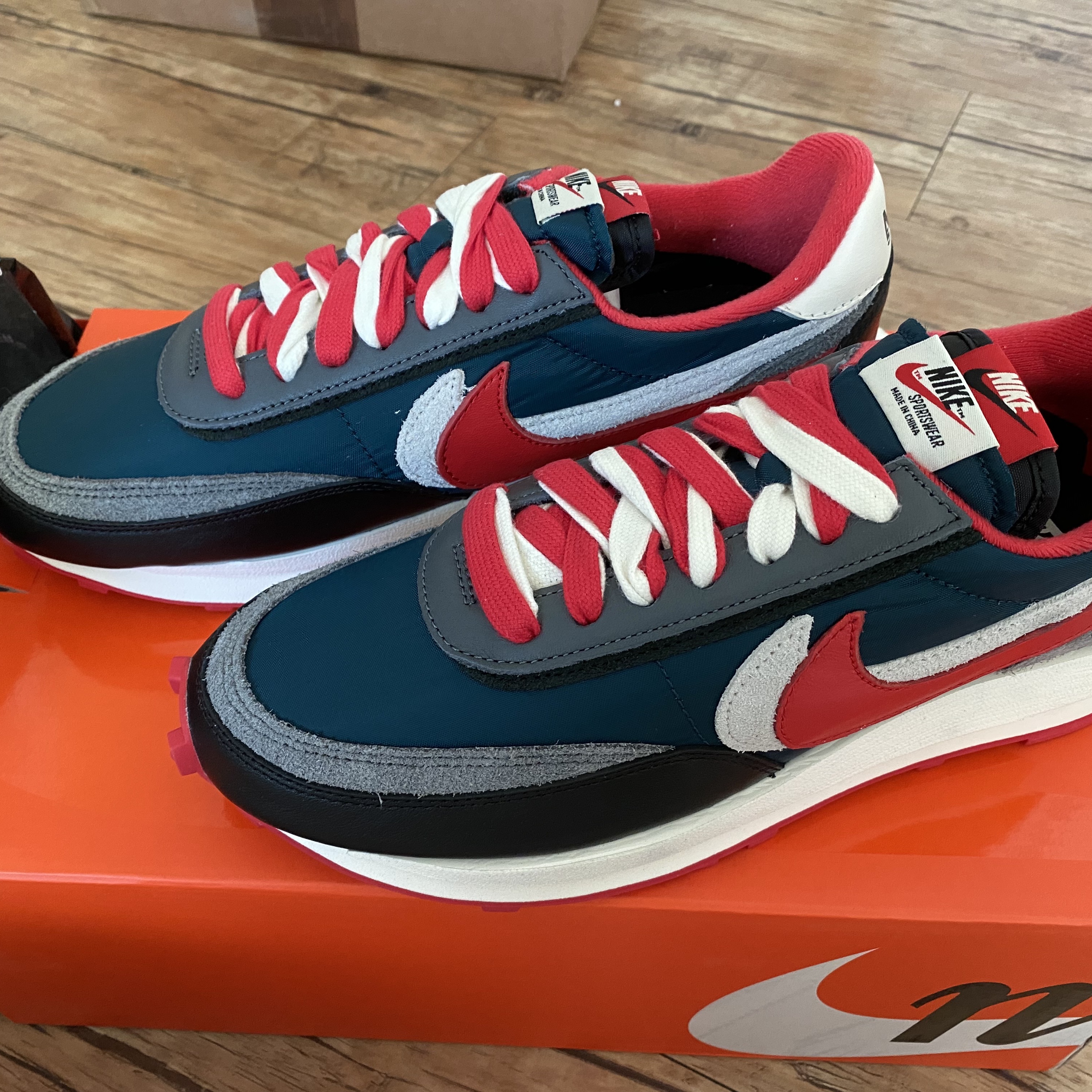 Nike x Sacai x Undercover LDWaffle Midnight Spruce University Red 착용 스타일 - 2