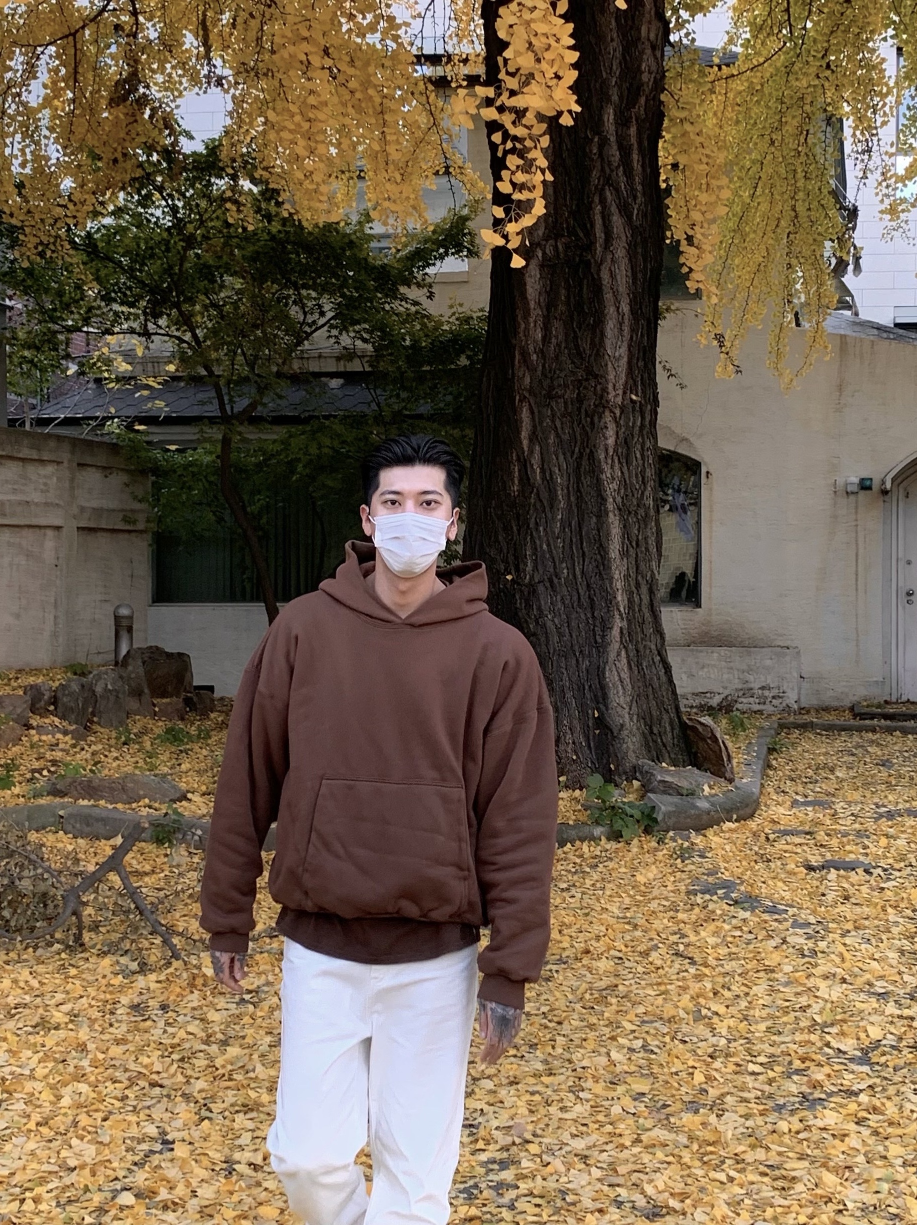 Yeezy Gap Hoodie Brown, Adidas Yeezy Knit RNR Sulfur 착용 스타일 - 1