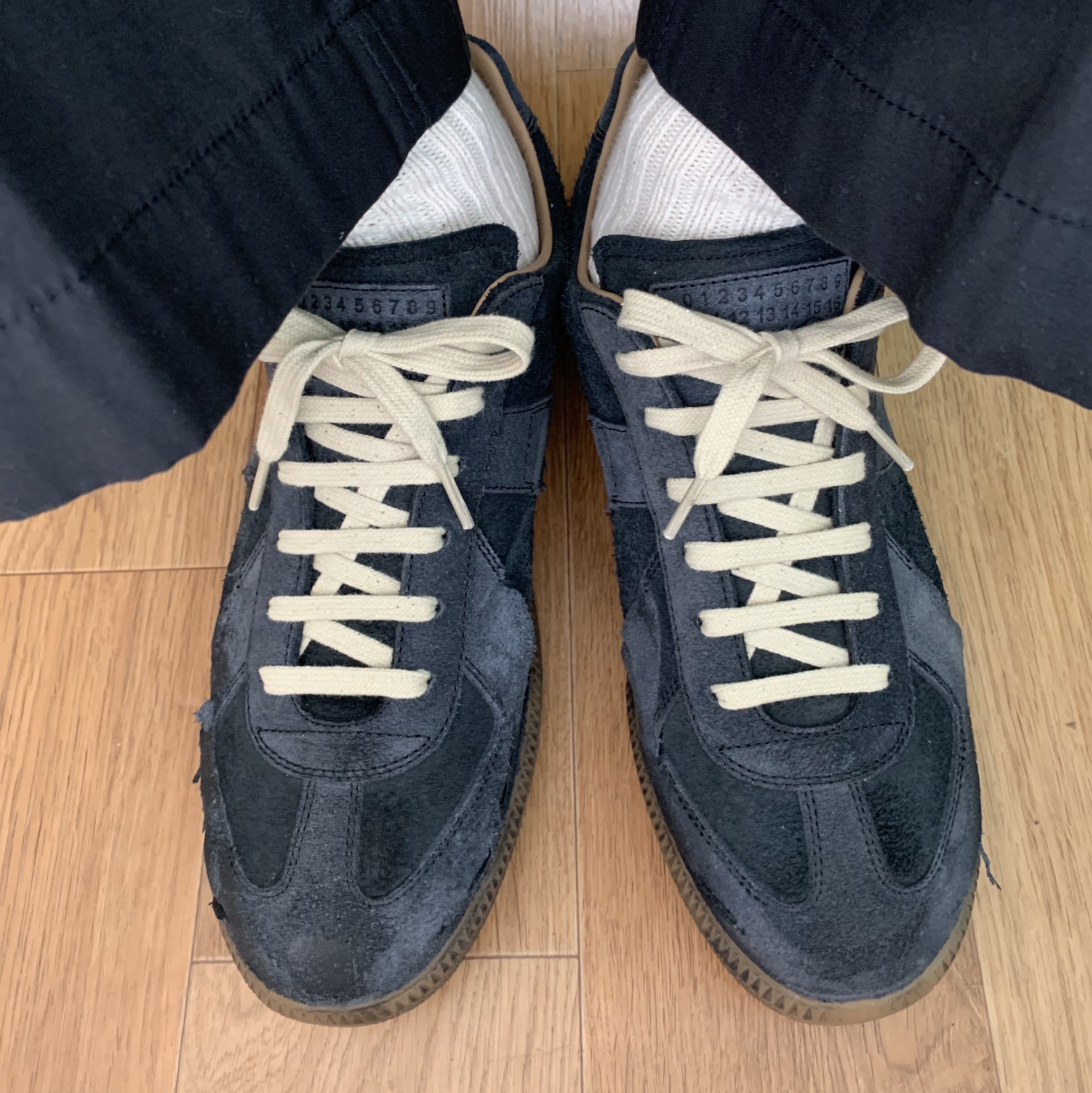 Maison Margiela Replica Distressed Suede Sneakers Black 착용 스타일 - 1