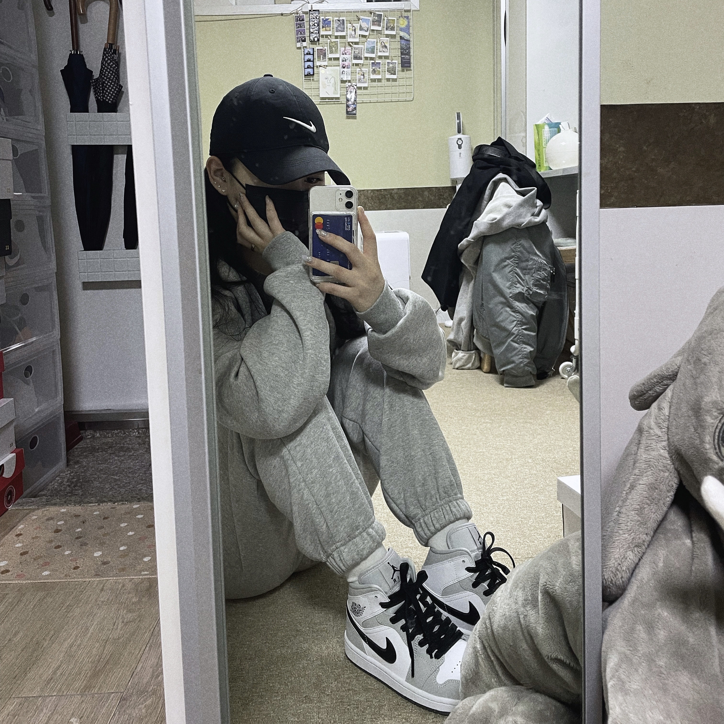 (W) Jordan 1 Mid Grey Fog, Adidas Yeezy Boost 700 Wash Orange 착용 스타일 - 3