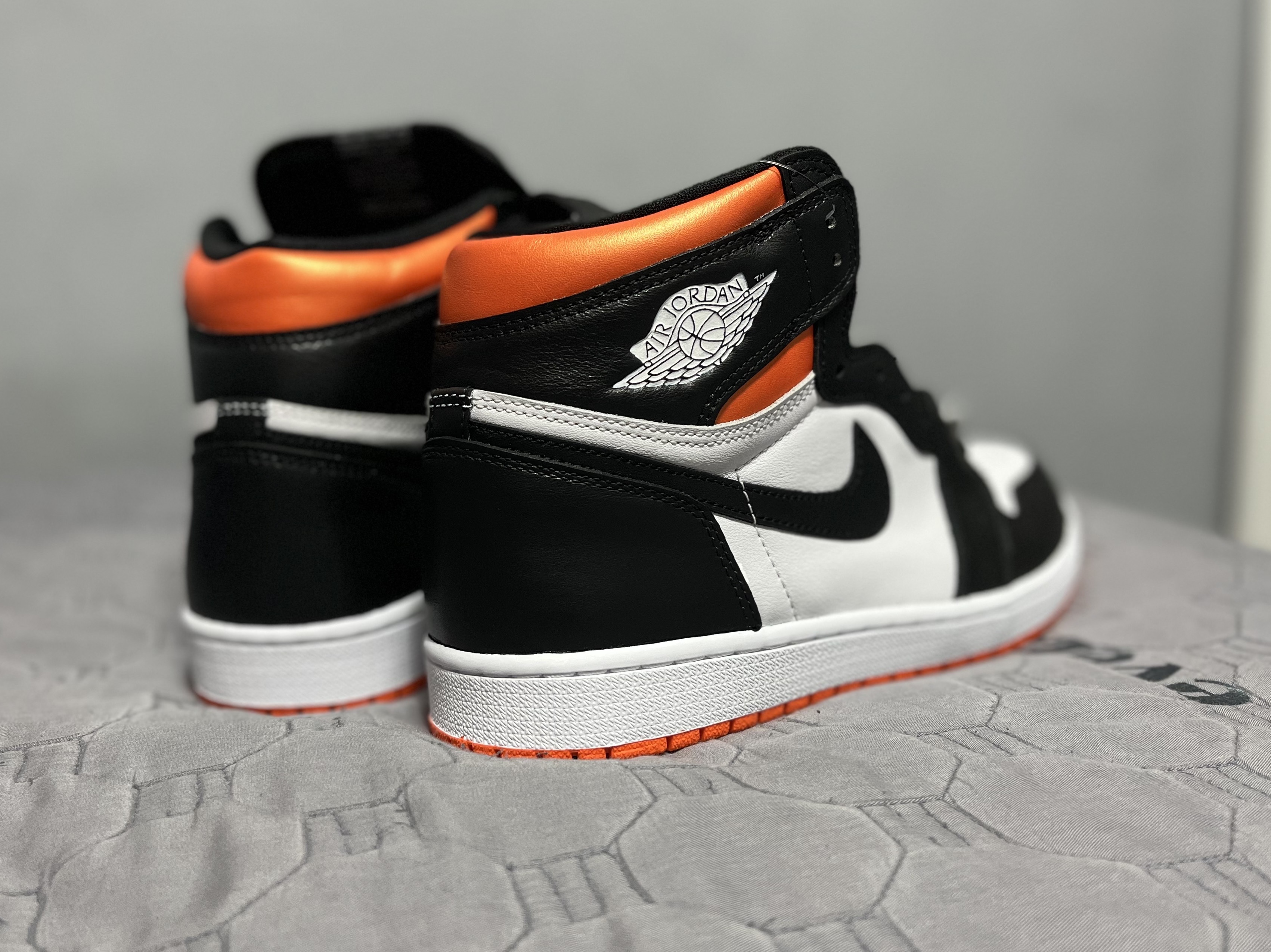 Jordan 1 Retro High OG Electro Orange, (GS) Jordan 1 Retro High OG Electro Orange 착용 스타일 - 4