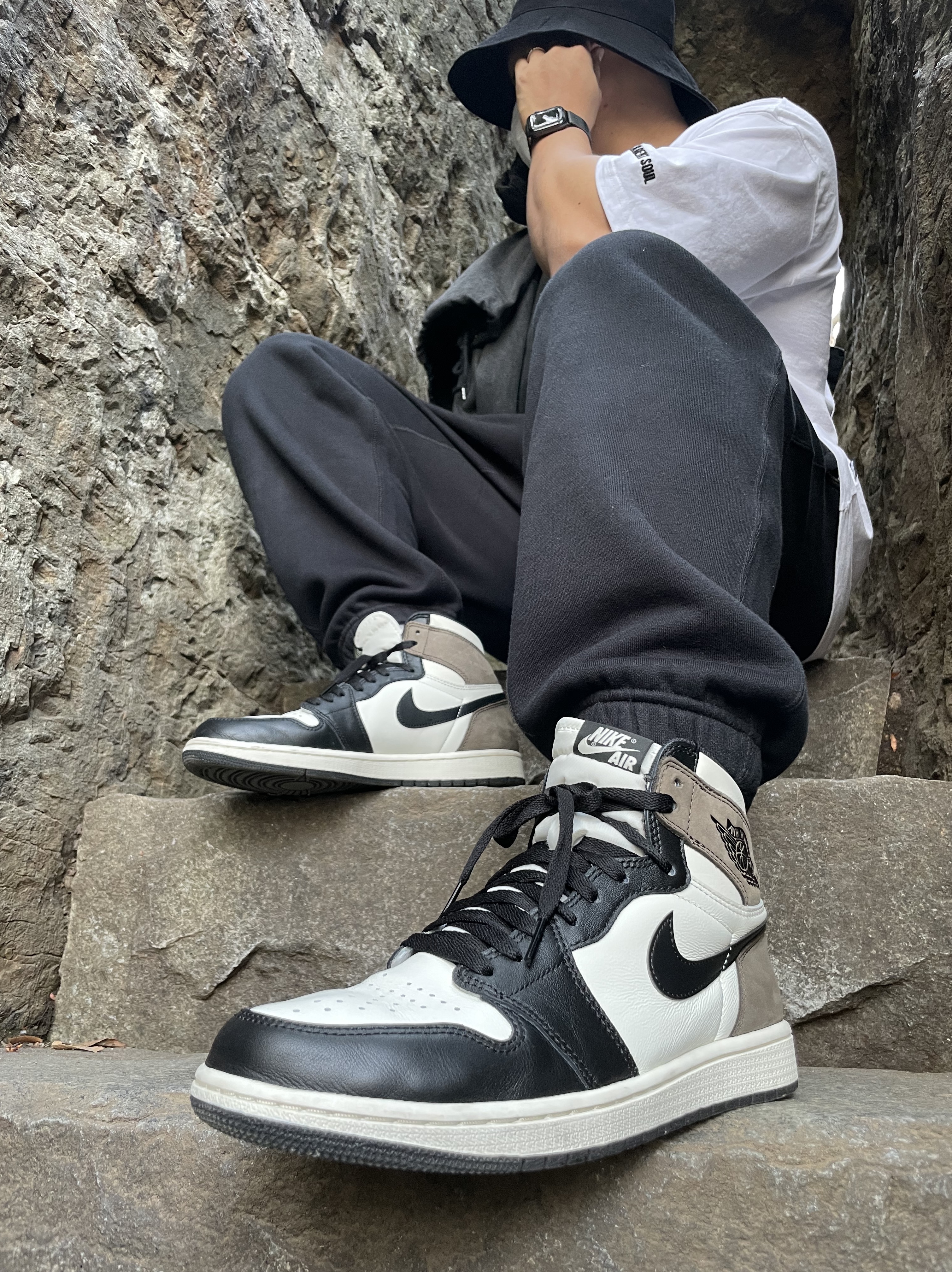 Jordan 1 Retro High OG Black Mocha, Nike NRG Solo Swoosh Fleece Pants Black White - Asia 착용 스타일 - 2