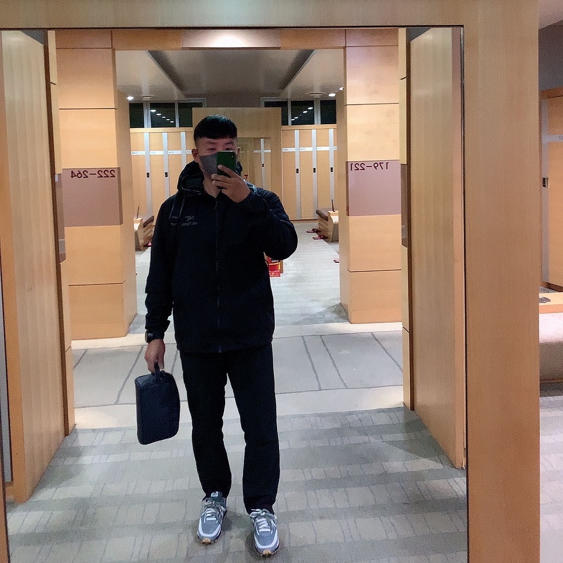 Nike x Sacai x Clot LDWaffle Cool Grey, Arc'teryx Atom LT Hoody Black 착용 스타일