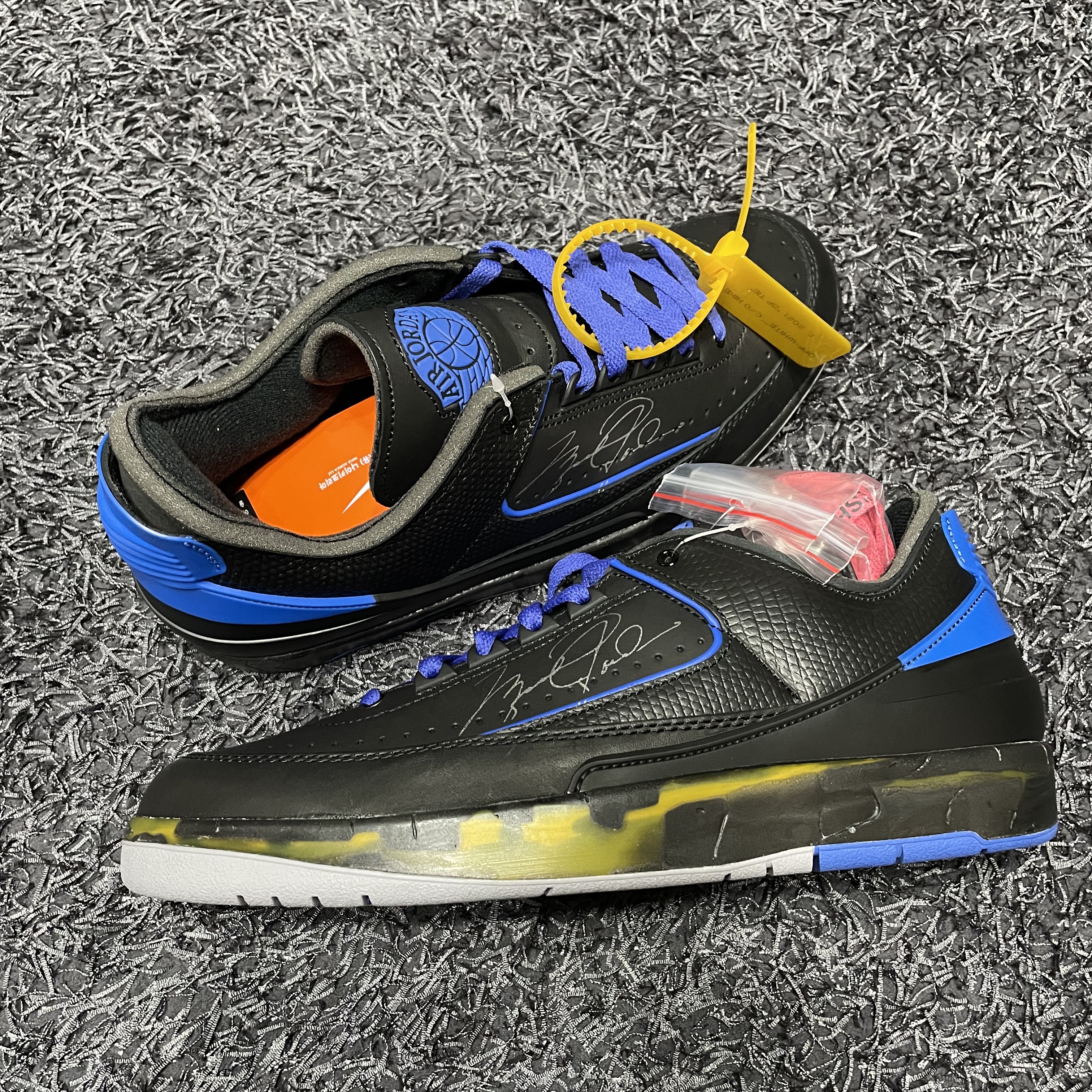 Jordan 2 x Off-White Retro Low SP Black and Varsity Royal 착용 스타일 - 3