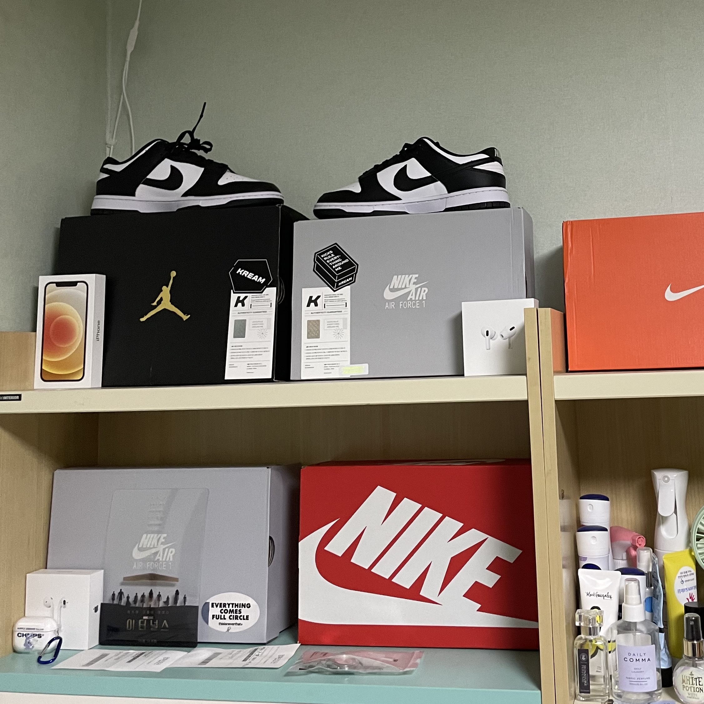 Nike Dunk Low Retro Black, Jordan 1 Mid Gym Red Black White 착용 스타일 - 3