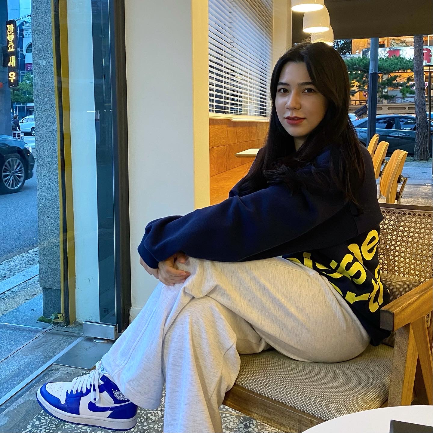(W) Jordan 1 Mid White Hyper Royal 착용 스타일