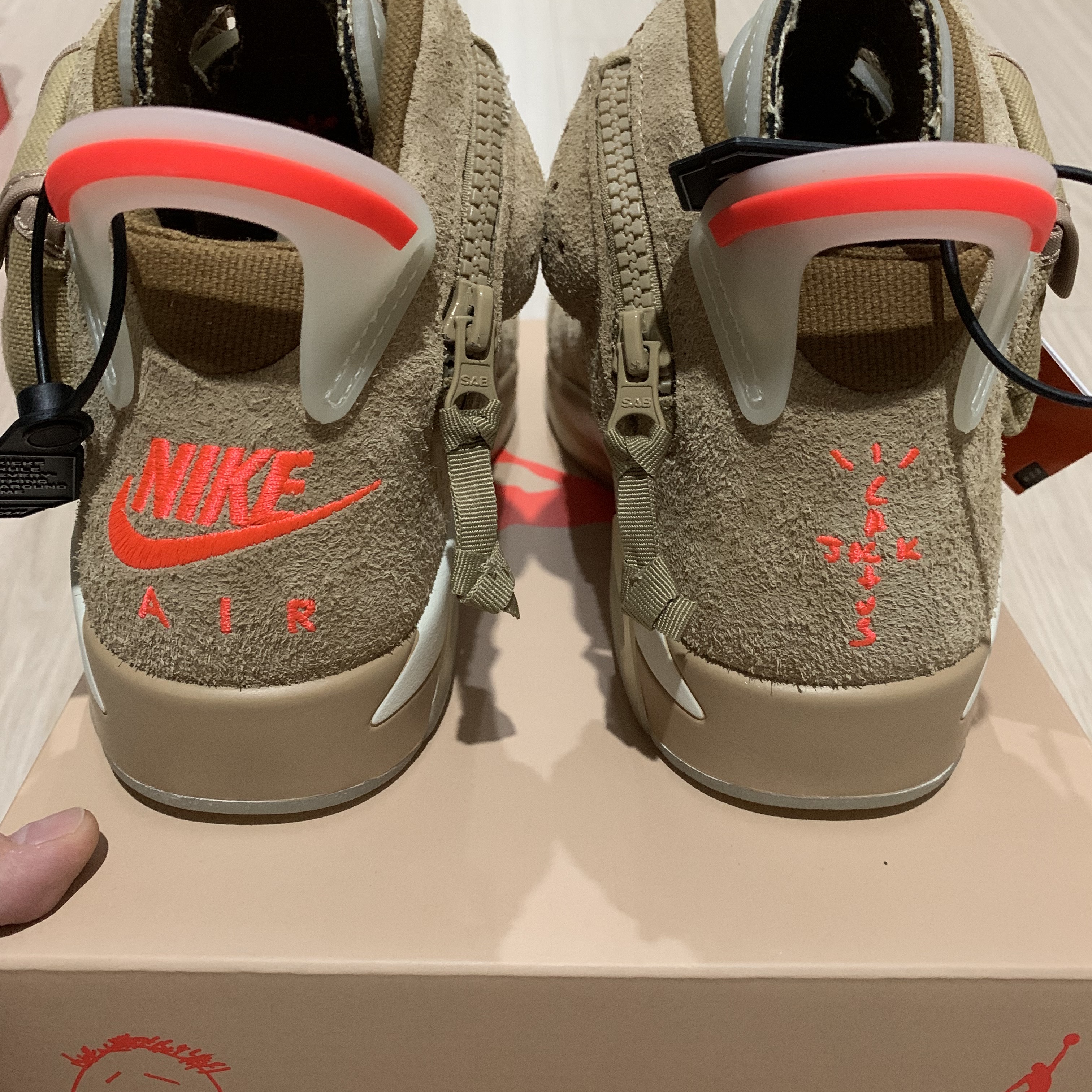 Jordan 6 x Travis Scott Retro SP British Khaki 착용 스타일 - 2