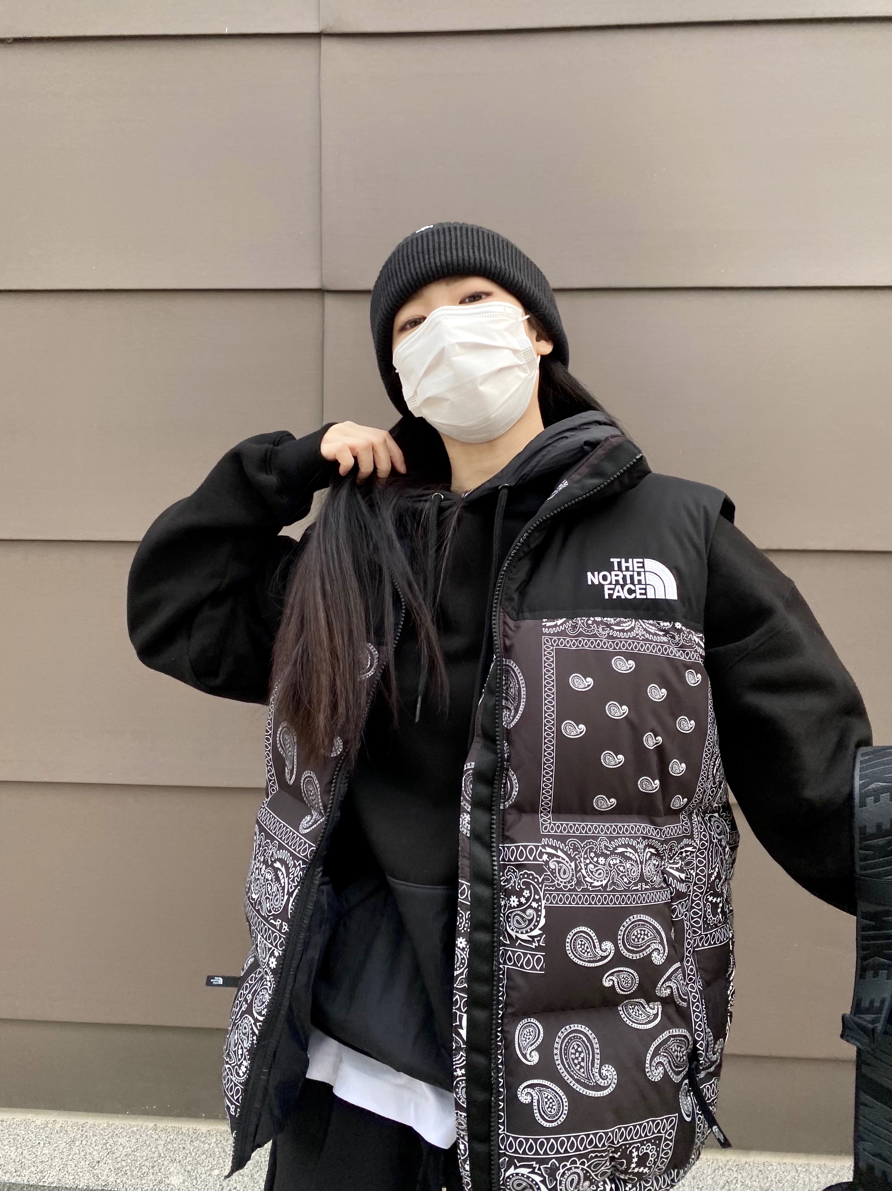 Nike NRG ACG Cuffed Beanie Black, The North Face Nuptse Down Vest Black 착용 스타일 - 1