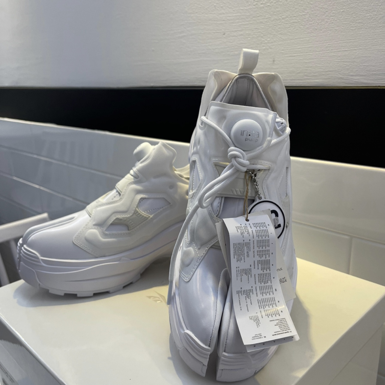 Reebok x Maison Margiela Tabi Instapump Fury Oxford Shoes White 착용 스타일 - 3