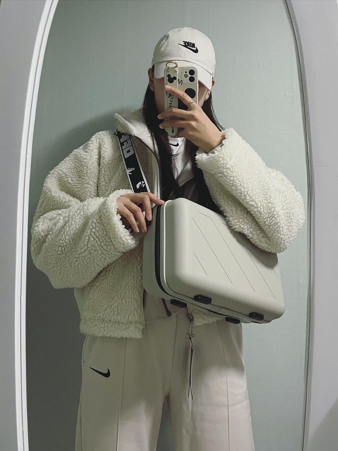Off-White x Amore Pacific Protection Box (Without Cosmetics) 착용 스타일 - 2