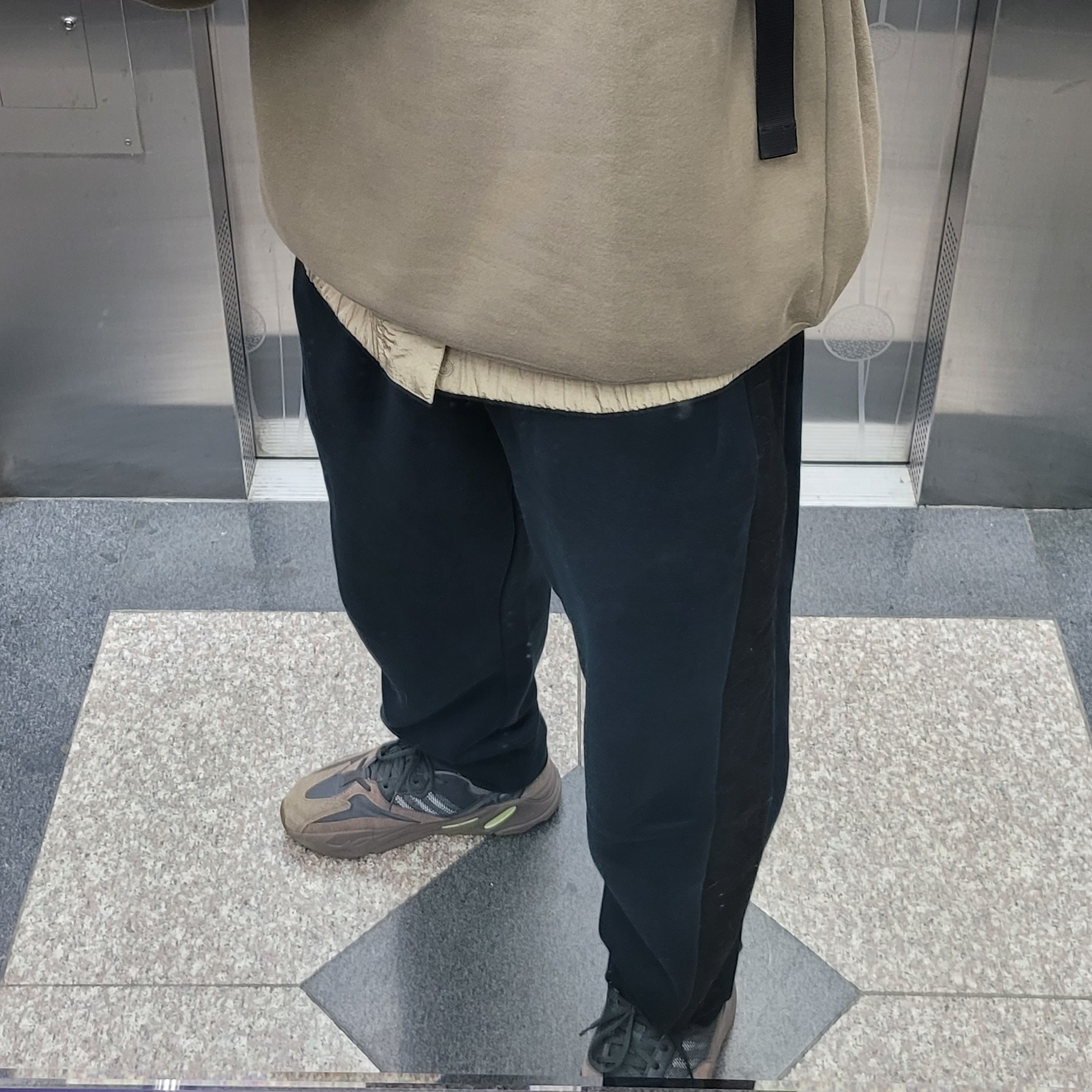 Adidas Yeezy Boost 700 Mauve 착용 스타일