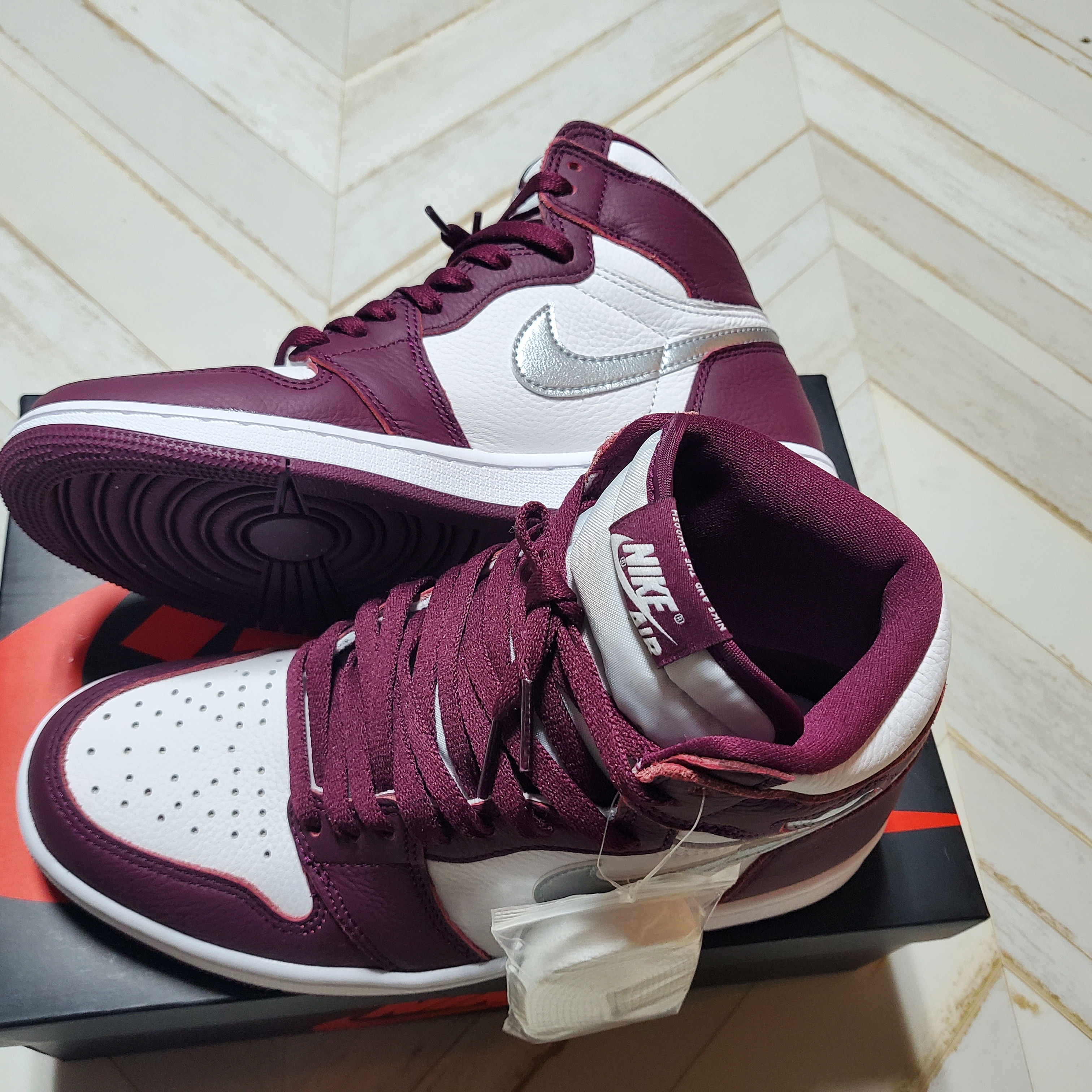 Jordan 1 Retro High OG Bordeaux 착용 스타일 - 3