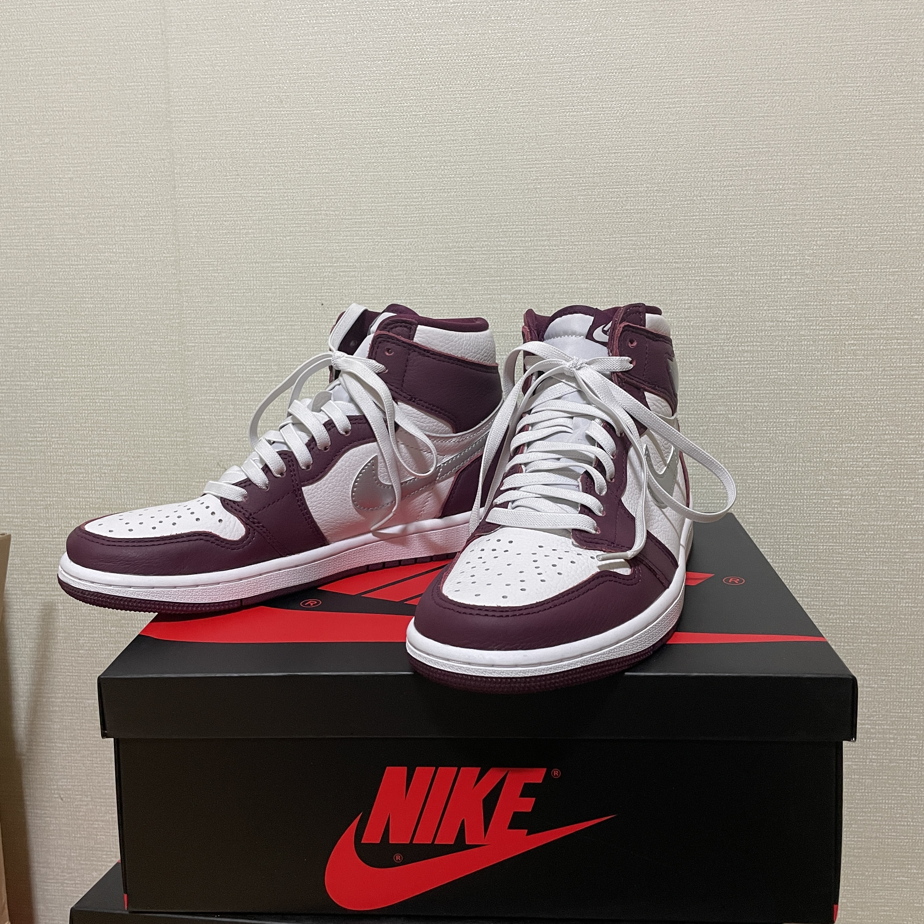 Jordan 1 Retro High OG Bordeaux 착용 스타일 - 1