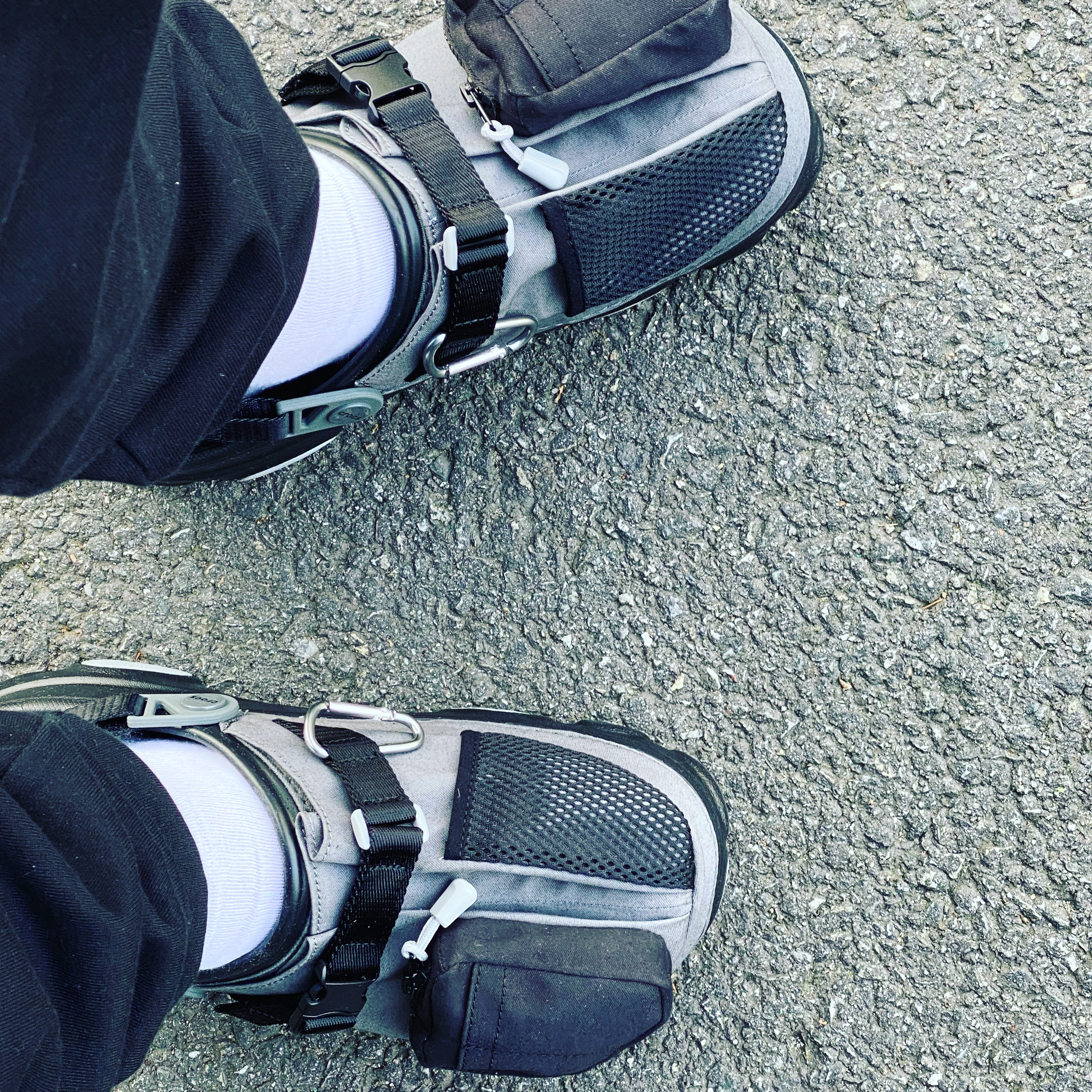 Crocs x Beams Classic All Terrain Mountain Parka Clog Grey 착용 스타일