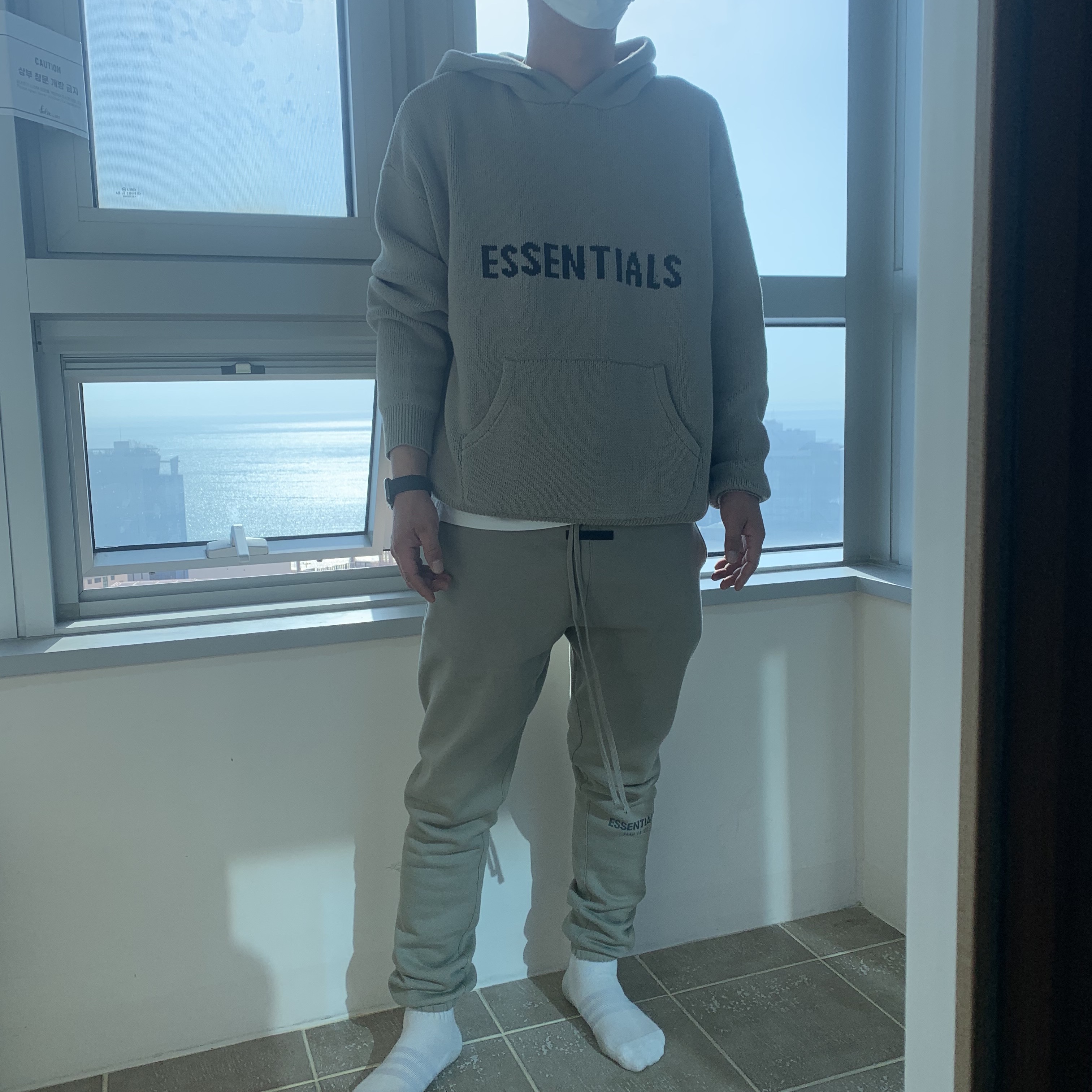 Essentials Knit Pullover Hoodie Pistachio - 21FW, Essentials Sweatpants Pistachio - 21FW 착용 스타일