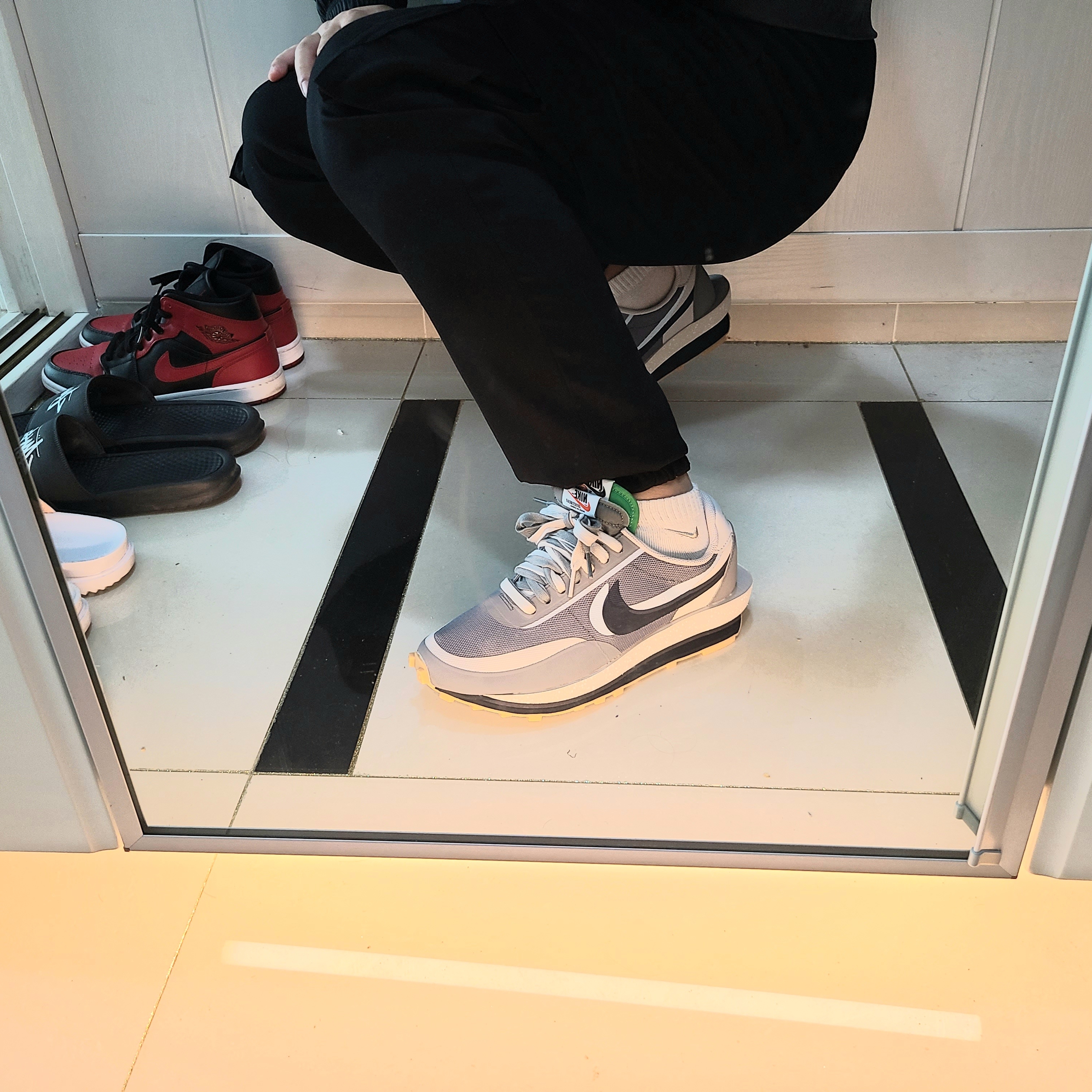 Nike x Sacai x Clot LDWaffle Cool Grey, Jordan 1 Mid Bred Banned 2020 착용 스타일 - 2