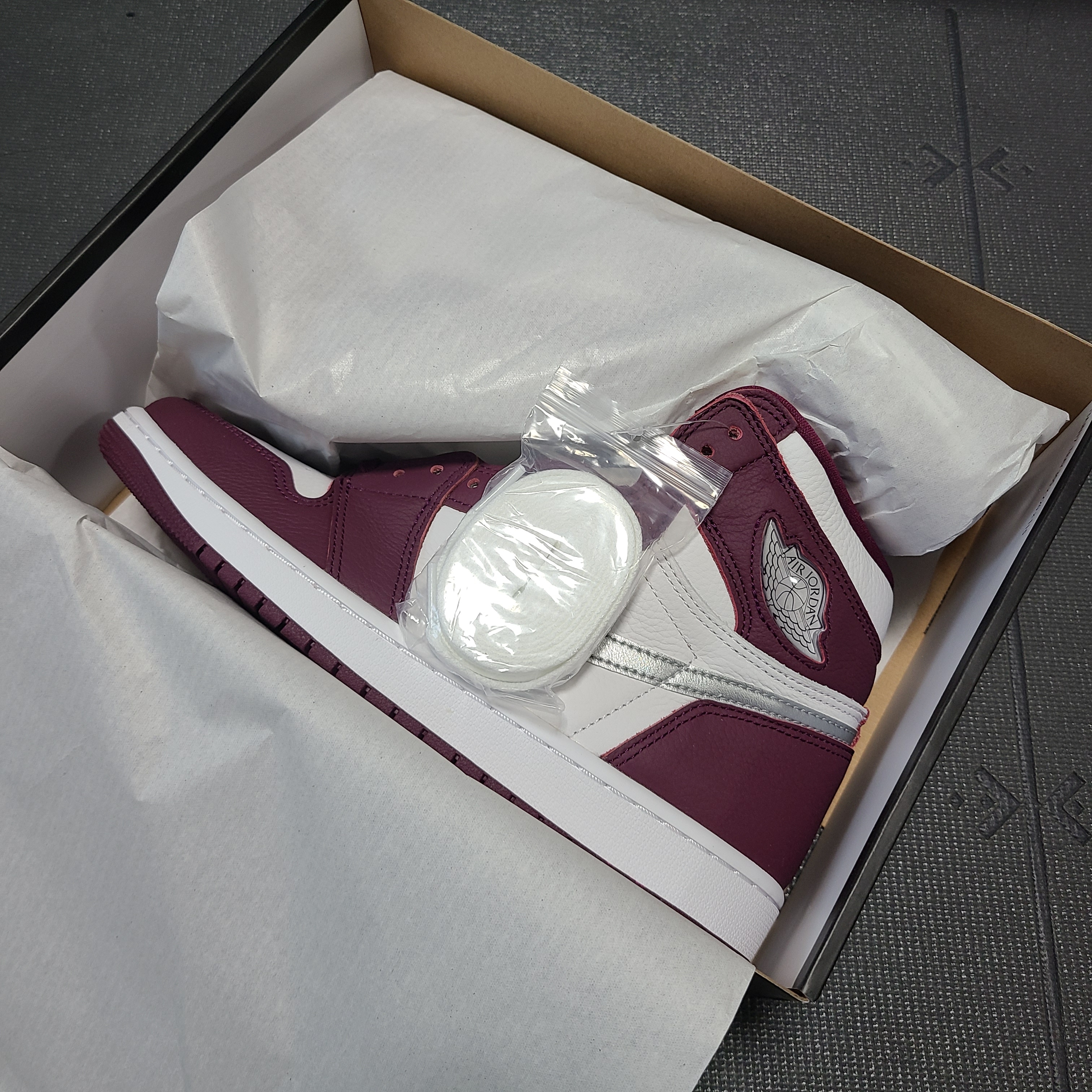 Jordan 1 Retro High OG Bordeaux 착용 스타일 - 1