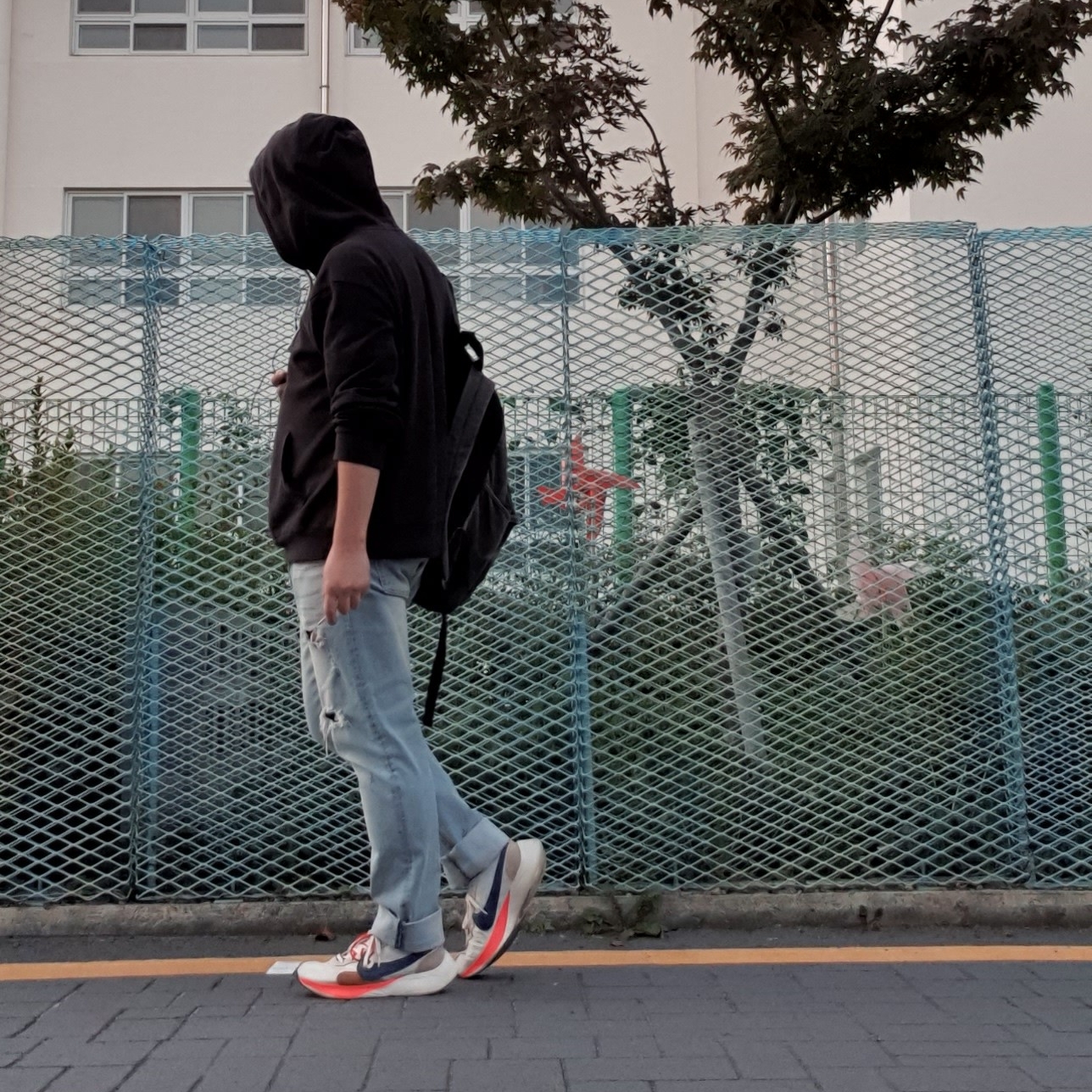 Nike Moon Racer Sail Solar Blue 착용 스타일