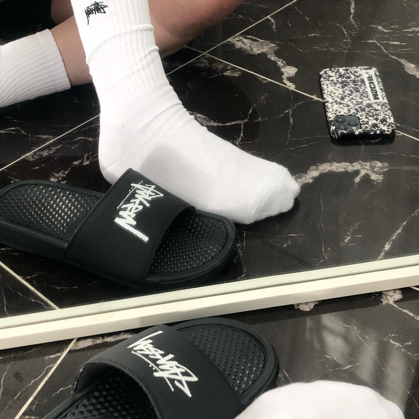 Nike x Stussy Benassi Slide Off Noir, Stussy Basic Stussy Zip Hoodie Black 2021 착용 스타일 - 3