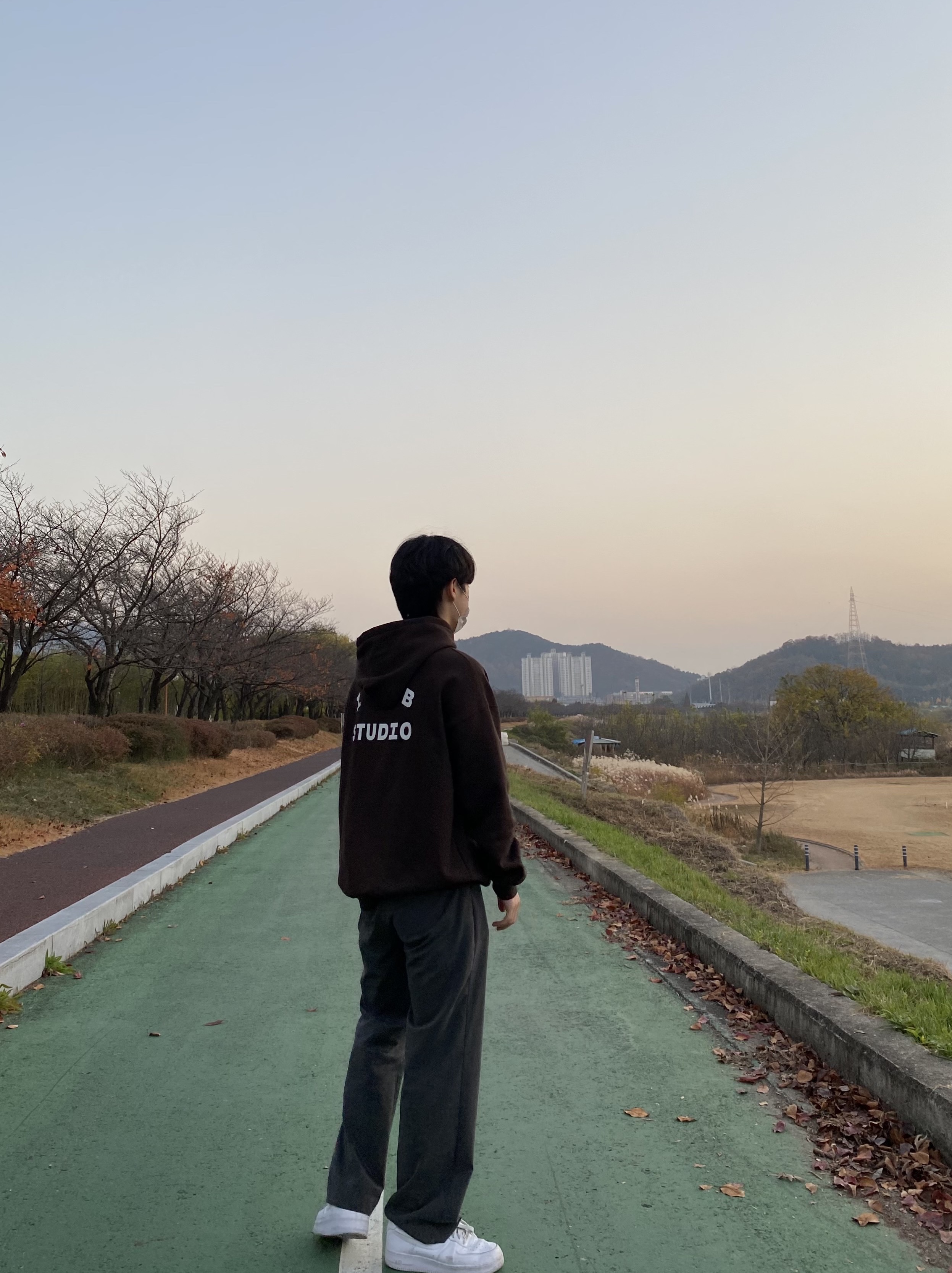 IAB Studio Hoodie Brown 착용 스타일 - 2