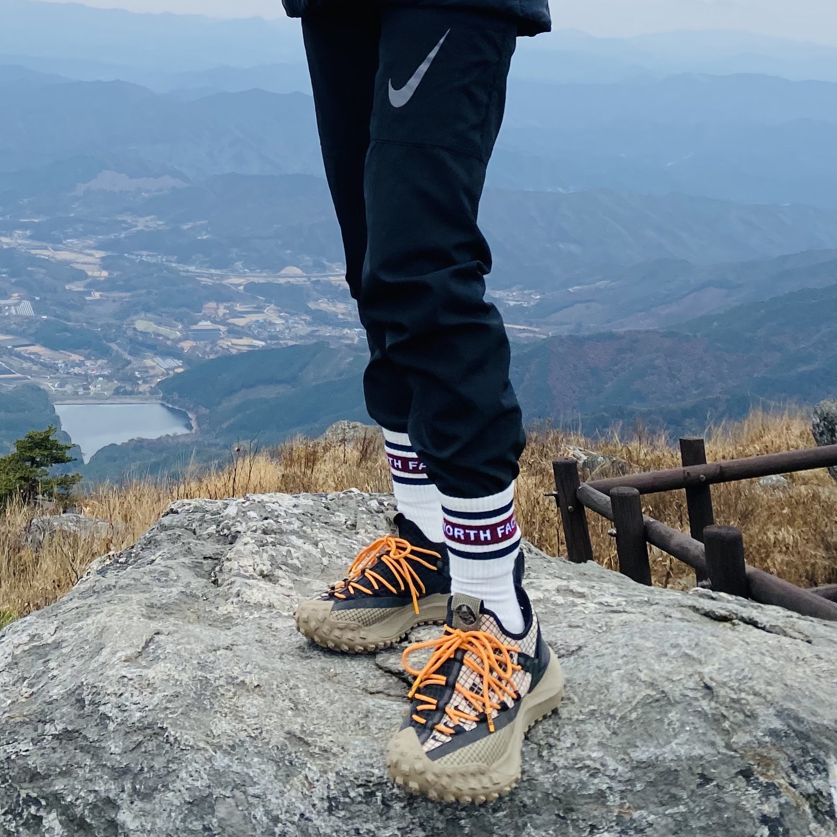 Nike ACG Mountain Fly Low Fossil Stone 착용 스타일