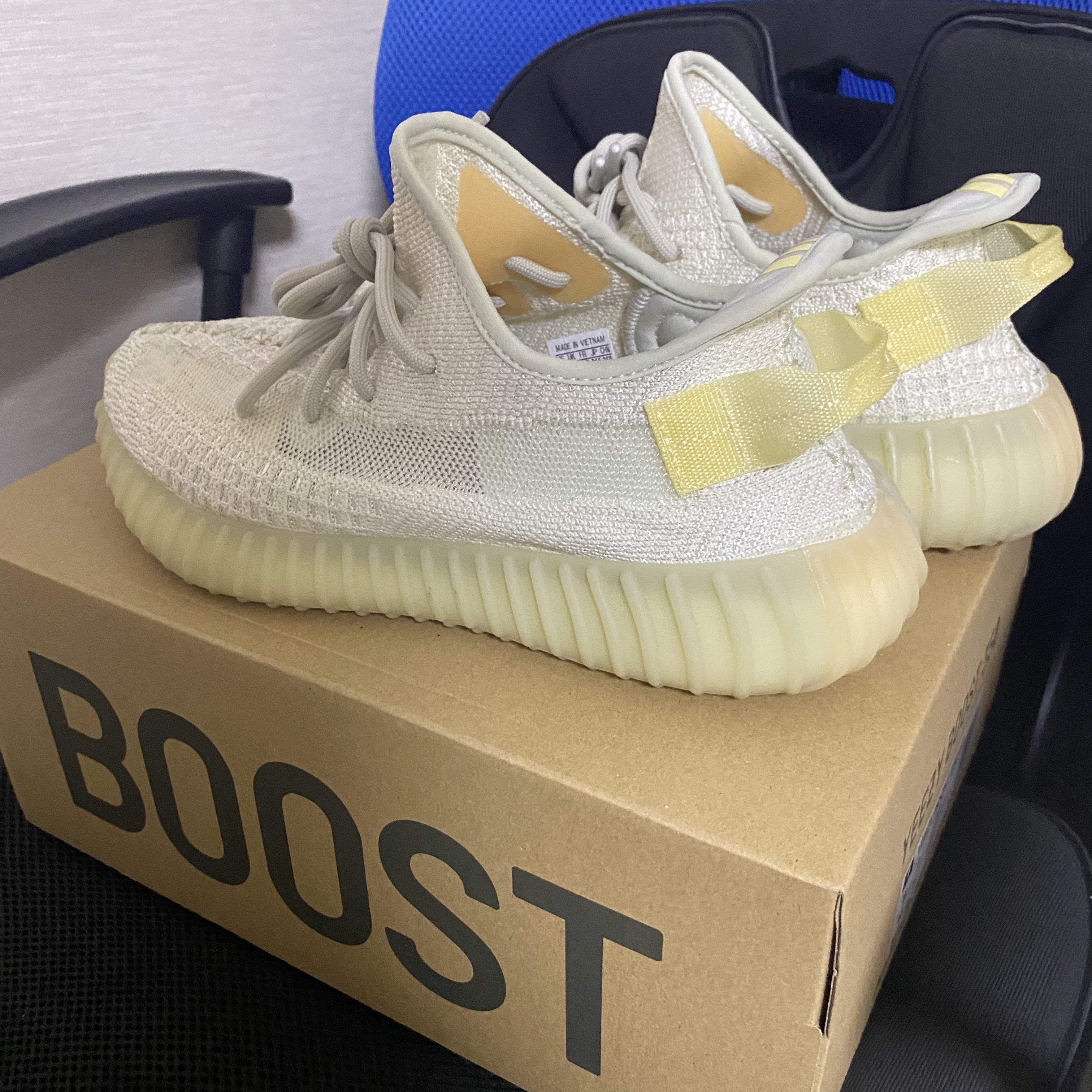 Adidas Yeezy Boost 350 V2 Light 착용 스타일 - 1
