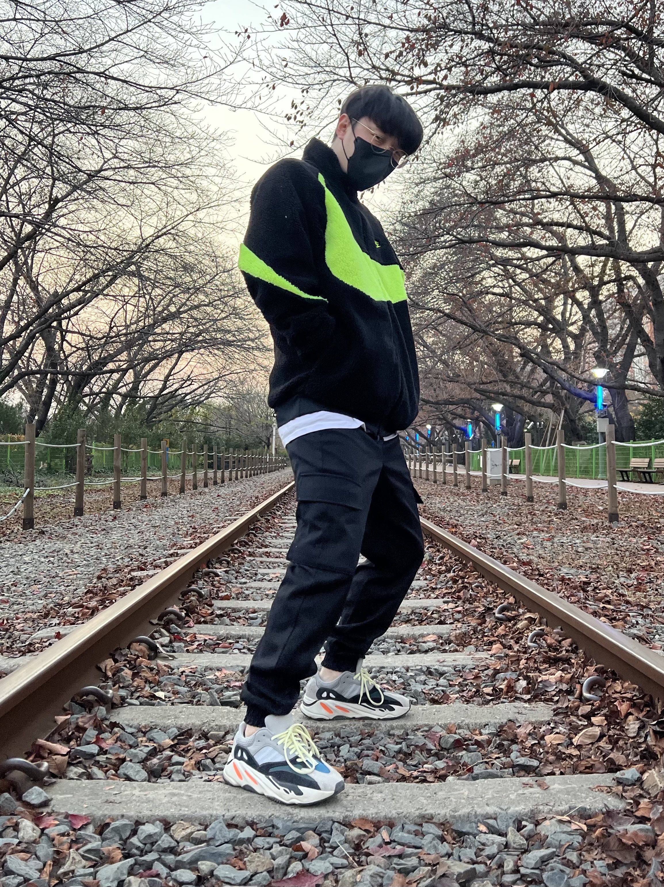 Adidas Yeezy Boost 700 Wave Runner Solid Grey 2017/2019 착용 스타일