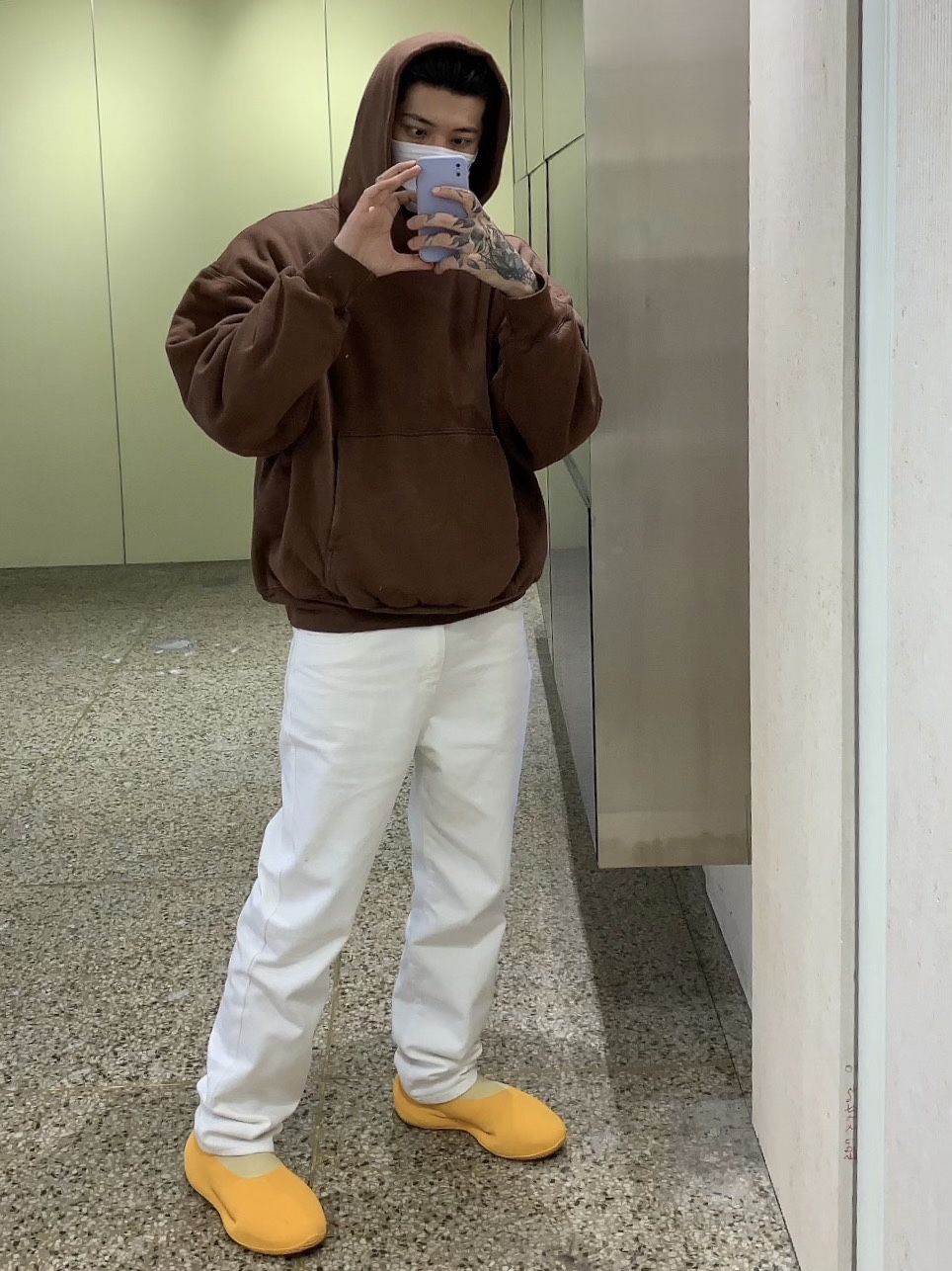 Yeezy Gap Hoodie Brown, Adidas Yeezy Knit RNR Sulfur 착용 스타일 - 3