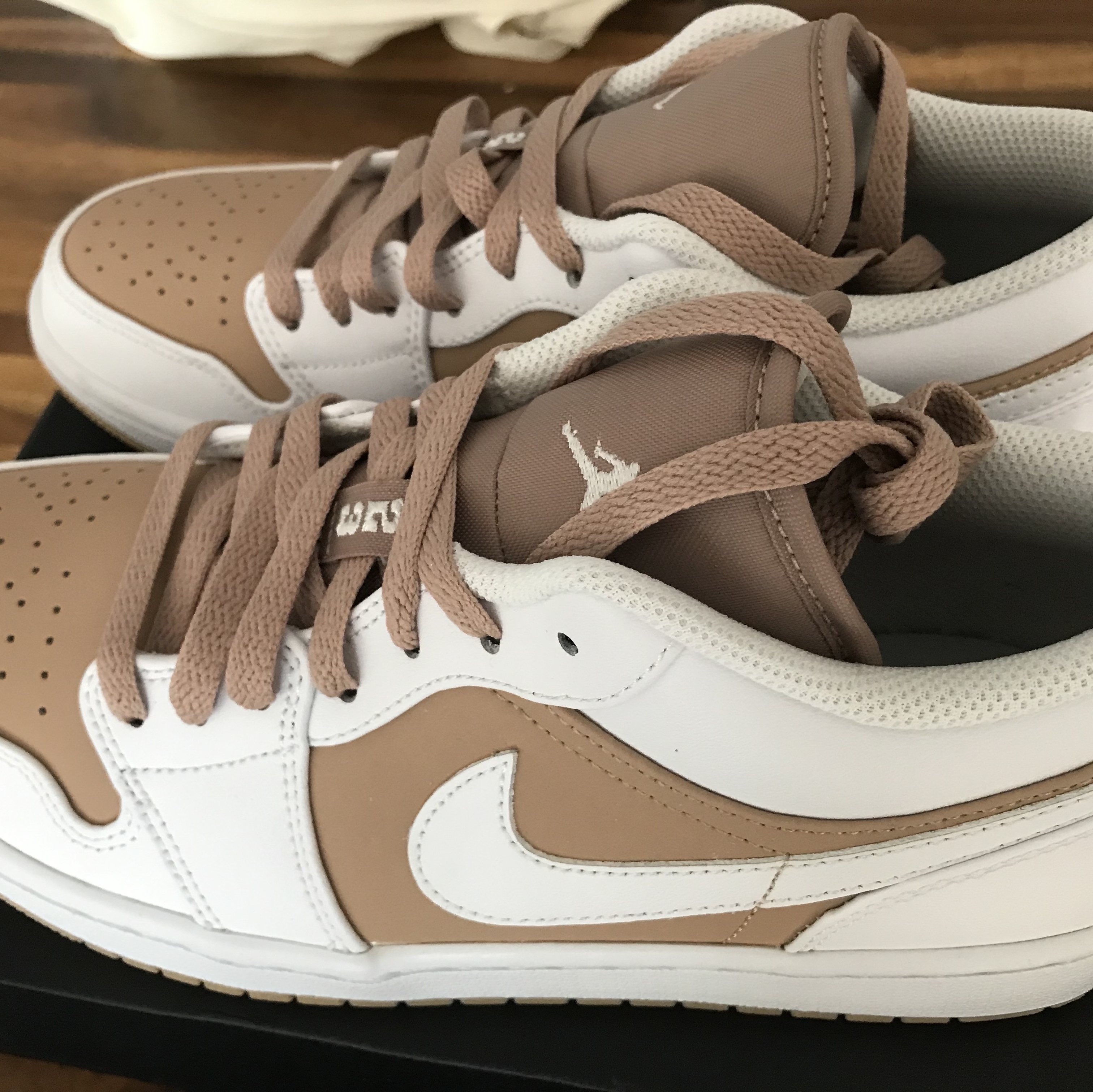 Jordan 1 Low White Hemp Gum Yellow 착용 스타일 - 1