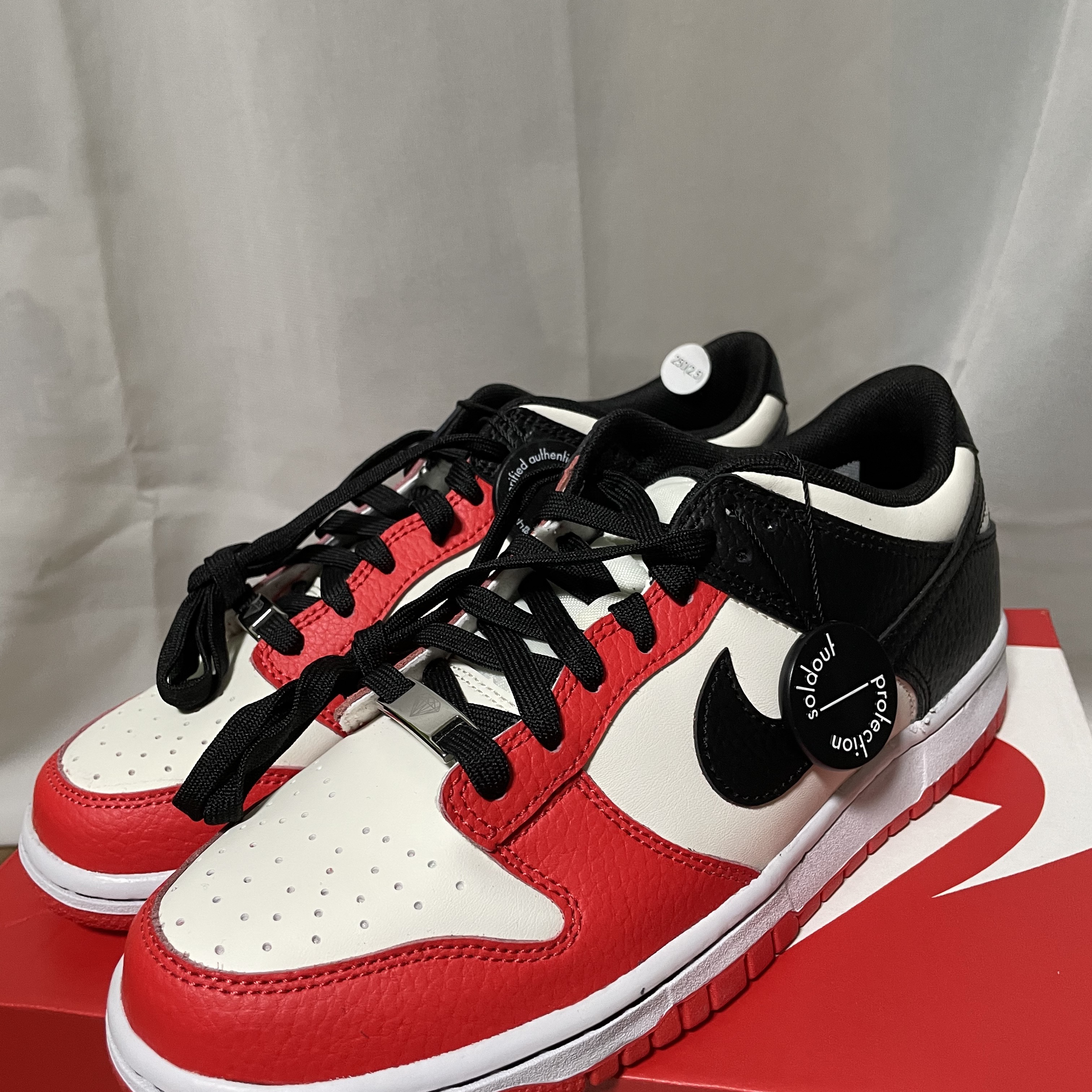 (GS) Nike x NBA Dunk Low Black and Chile Red 착용 스타일 - 1