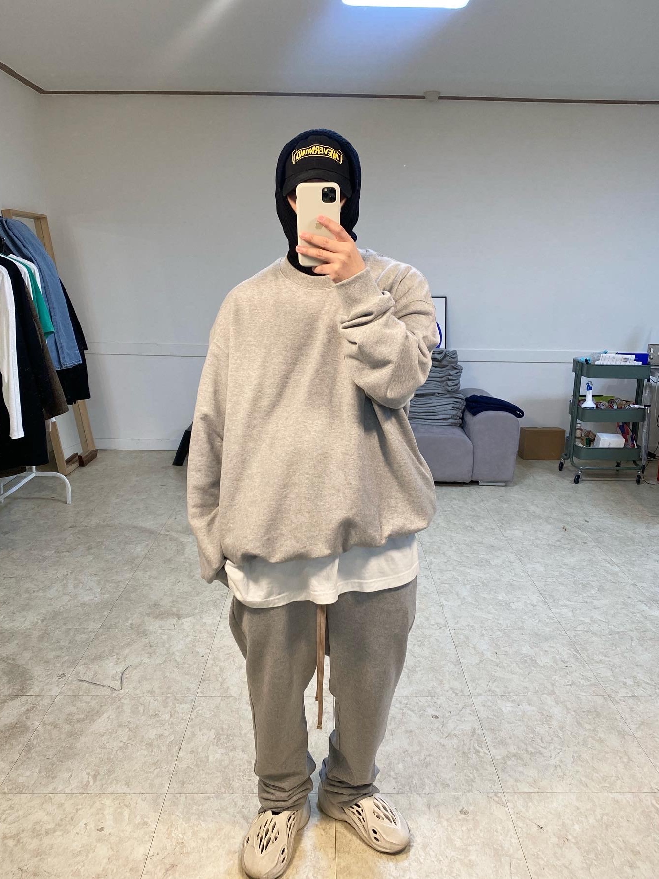 Adidas Yeezy Foam RNNR Ararat 착용 스타일 - 2