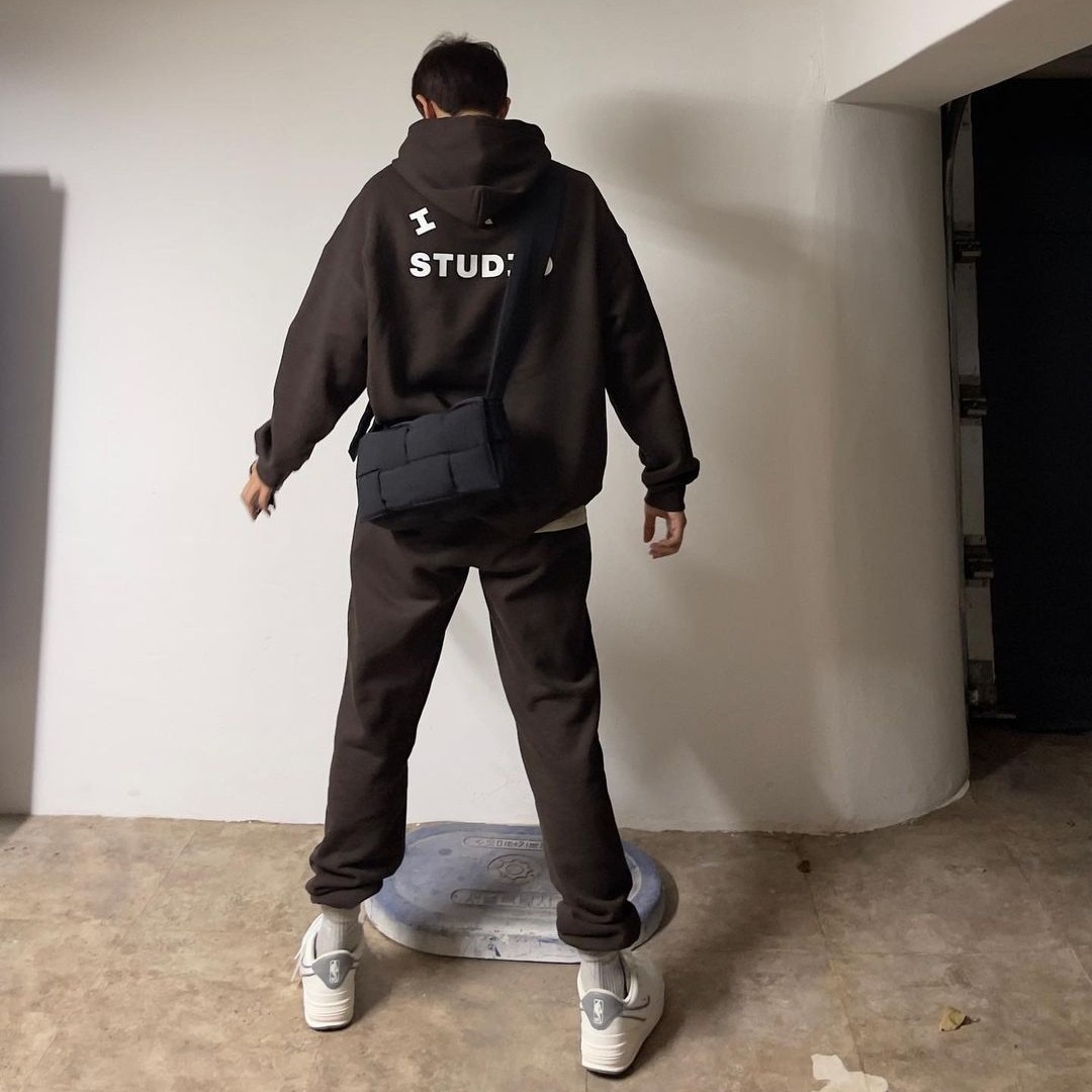 IAB Studio Hoodie Brown, IAB Studio Sweatpants Brown 착용 스타일 - 3