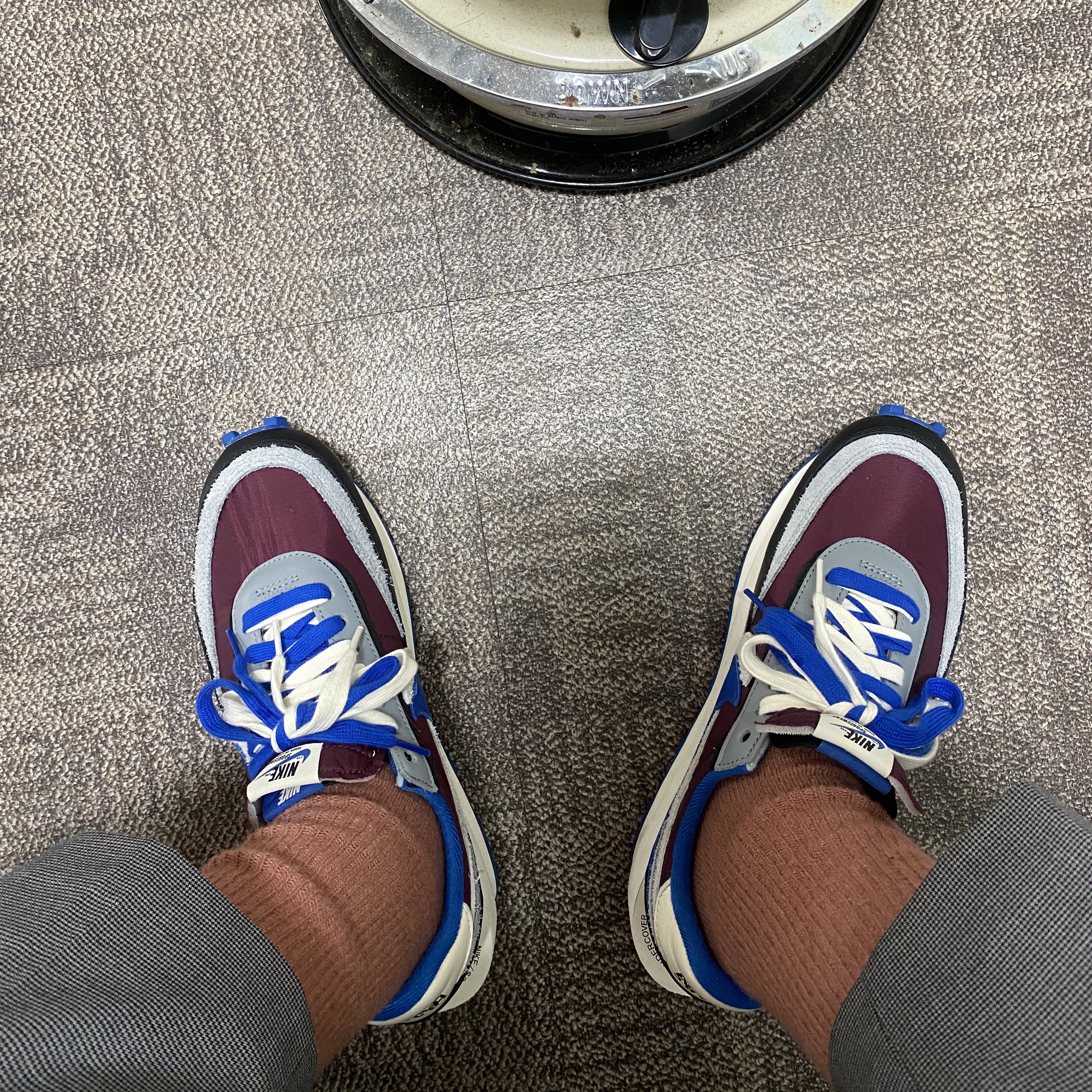 Nike x Sacai x Undercover LDWaffle Night Maroon Team Royal 착용 스타일