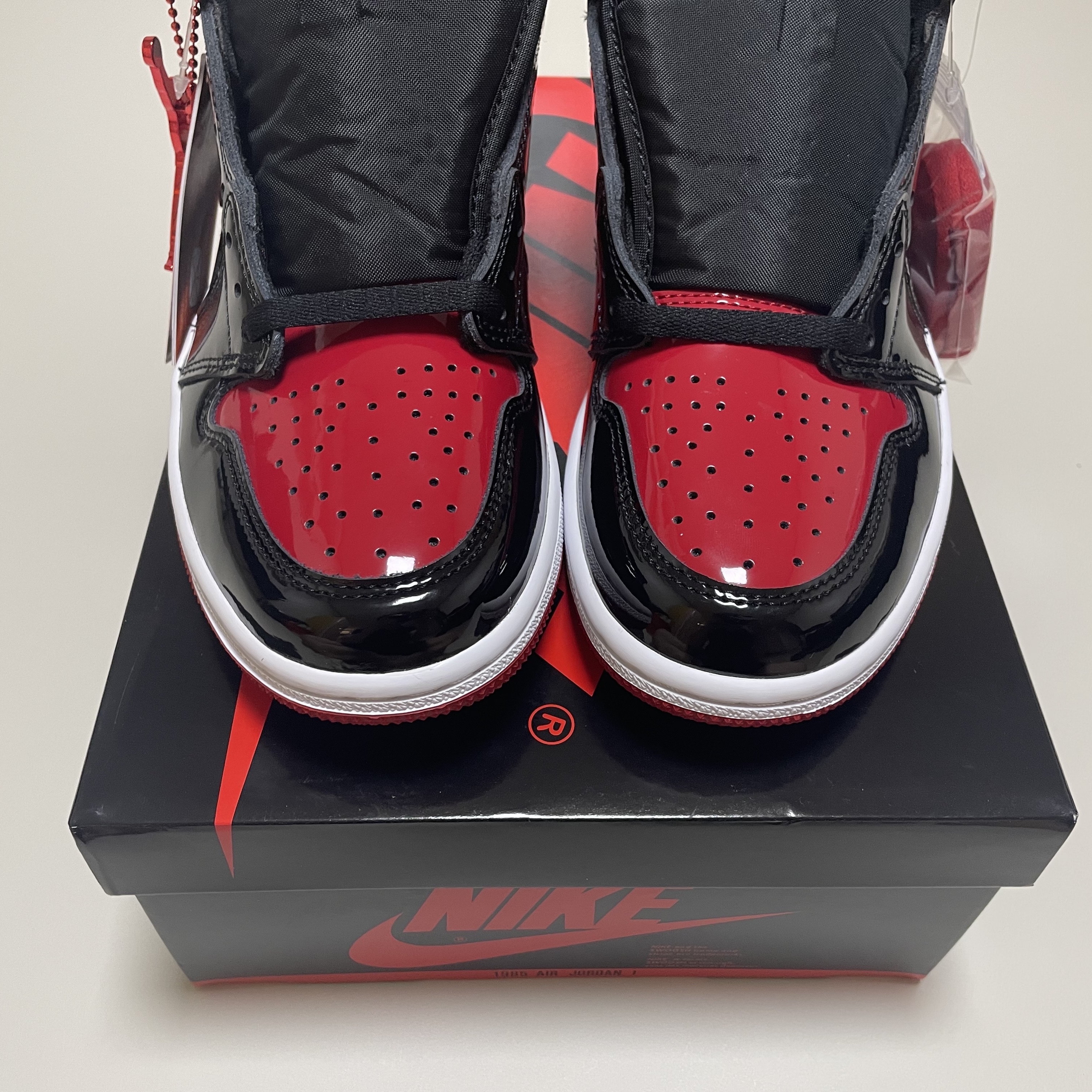 Jordan 1 Retro High OG Patent Bred 착용 스타일 - 3