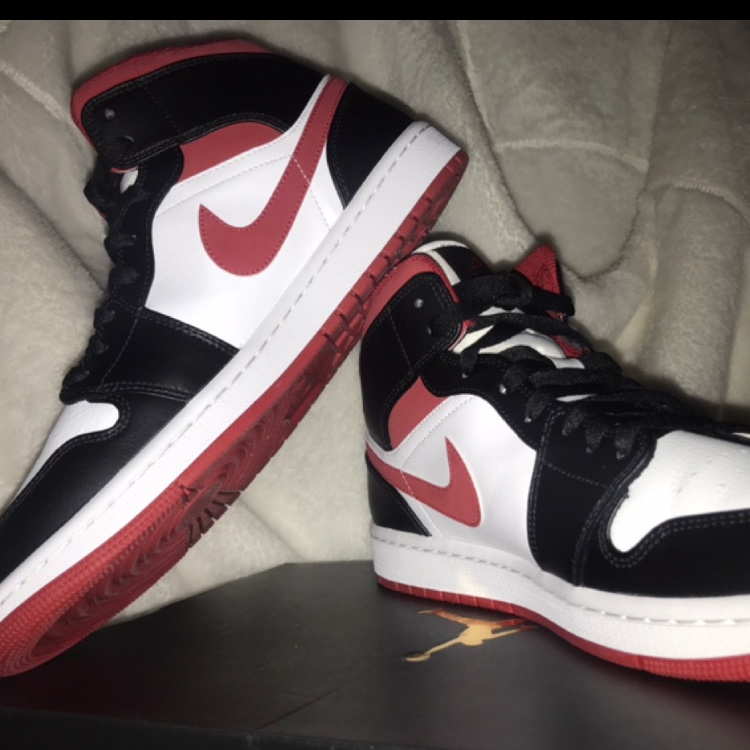 Jordan 1 Mid Gym Red Black White 착용 스타일