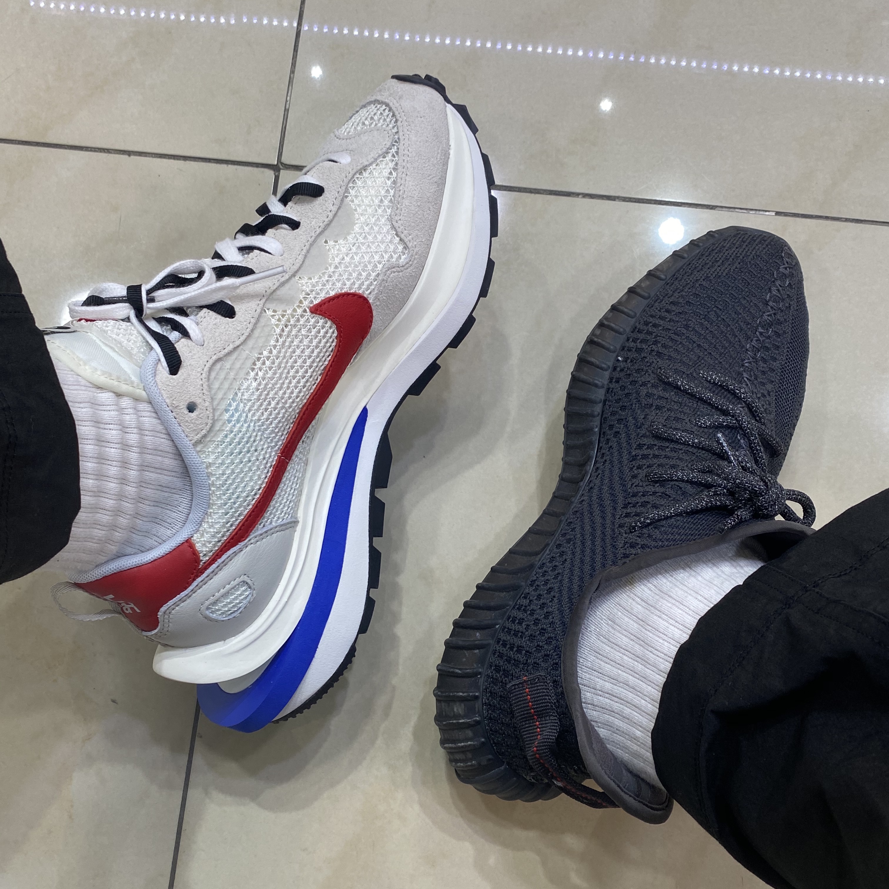 Nike x Sacai VaporWaffle Royal Fuchsia, Adidas Yeezy Boost 350 V2 Black - Non-Reflective 착용 스타일