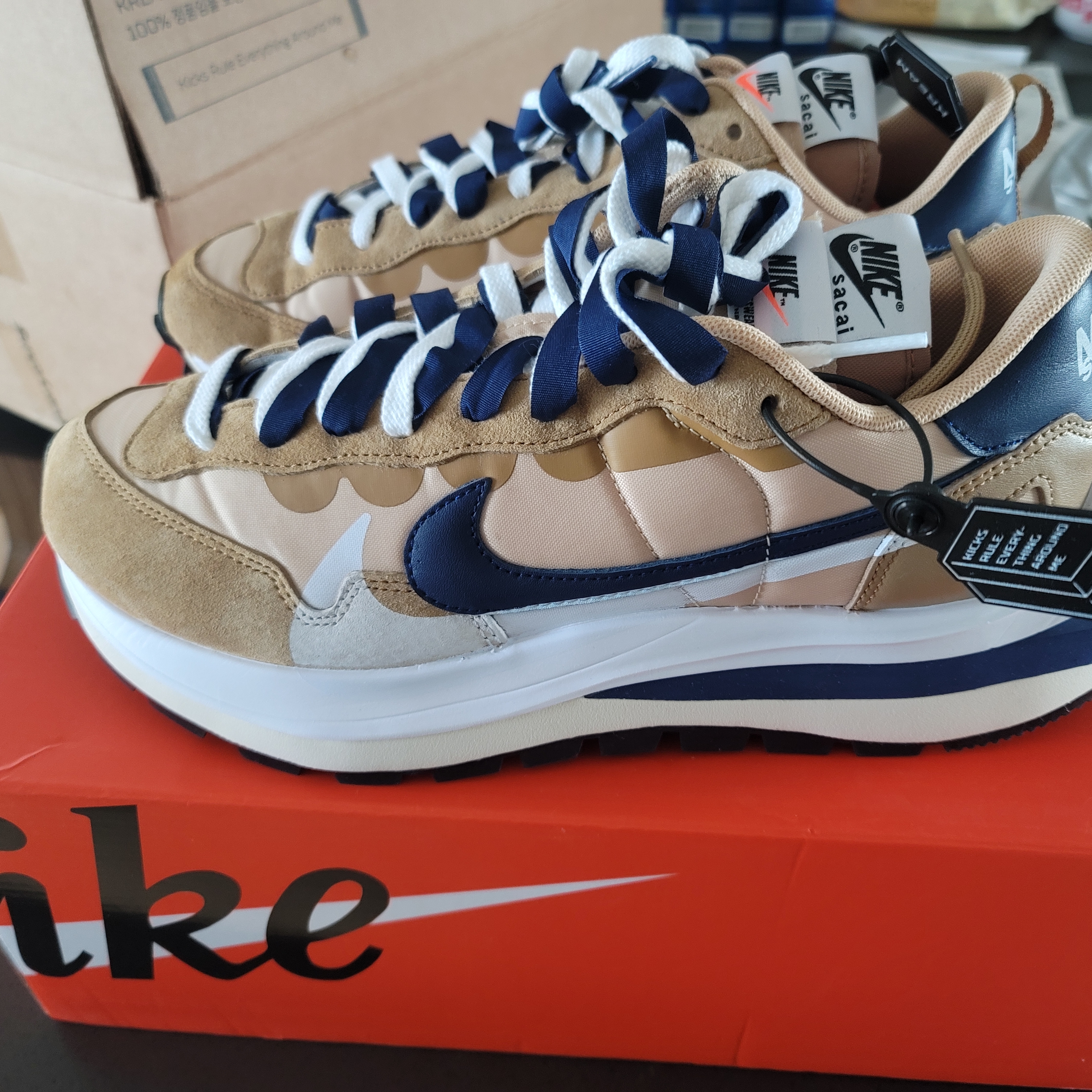 Nike x Sacai VaporWaffle Sesame and Blue Void 착용 스타일