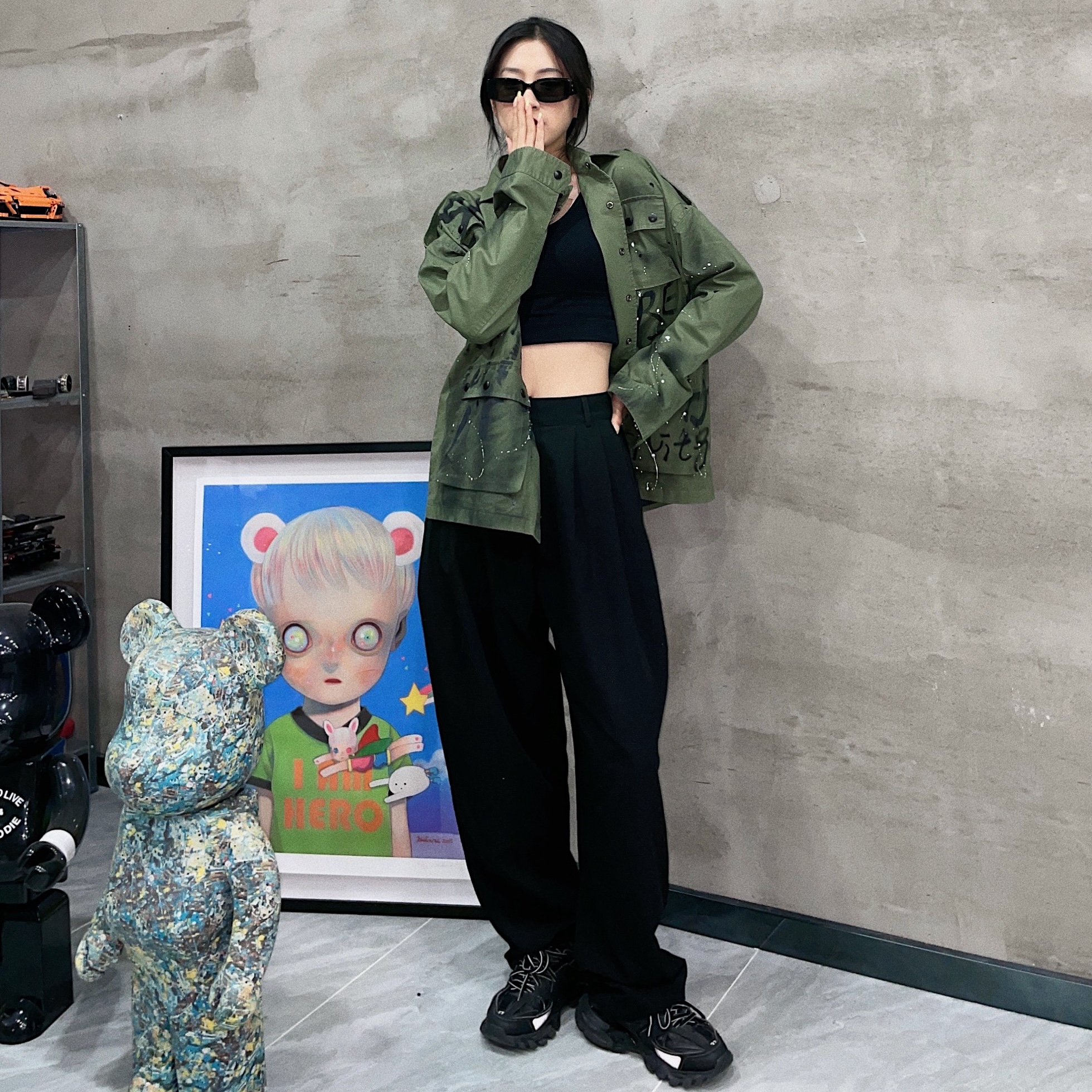 (W) Balenciaga Track Sneakers Triple Black 착용 스타일 - 1