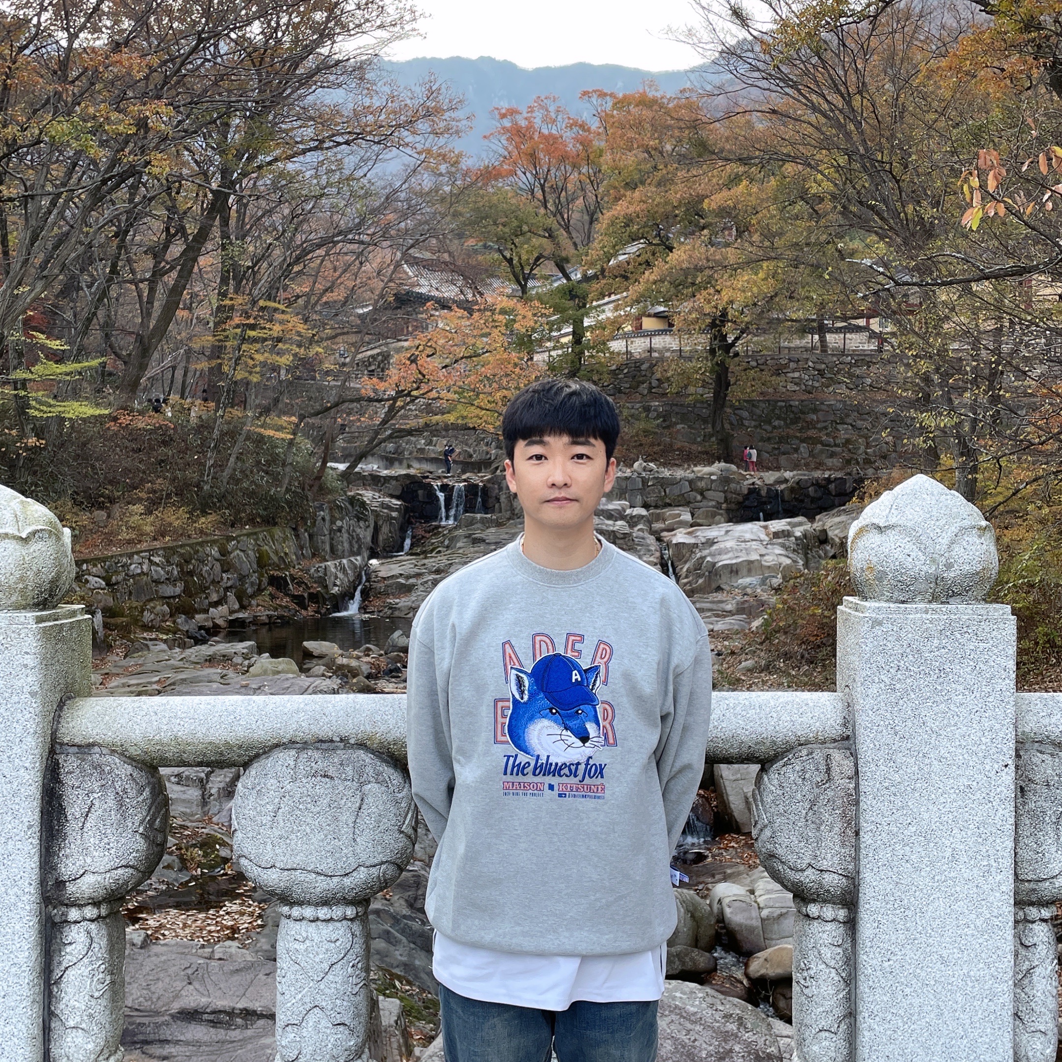 Maison Kitsune x Ader Error The Bluest Fox Sweatshirt Grey, Maison Kitsune x Ader Error Yawn Fox T-Shirt Black 착용 스타일 - 2