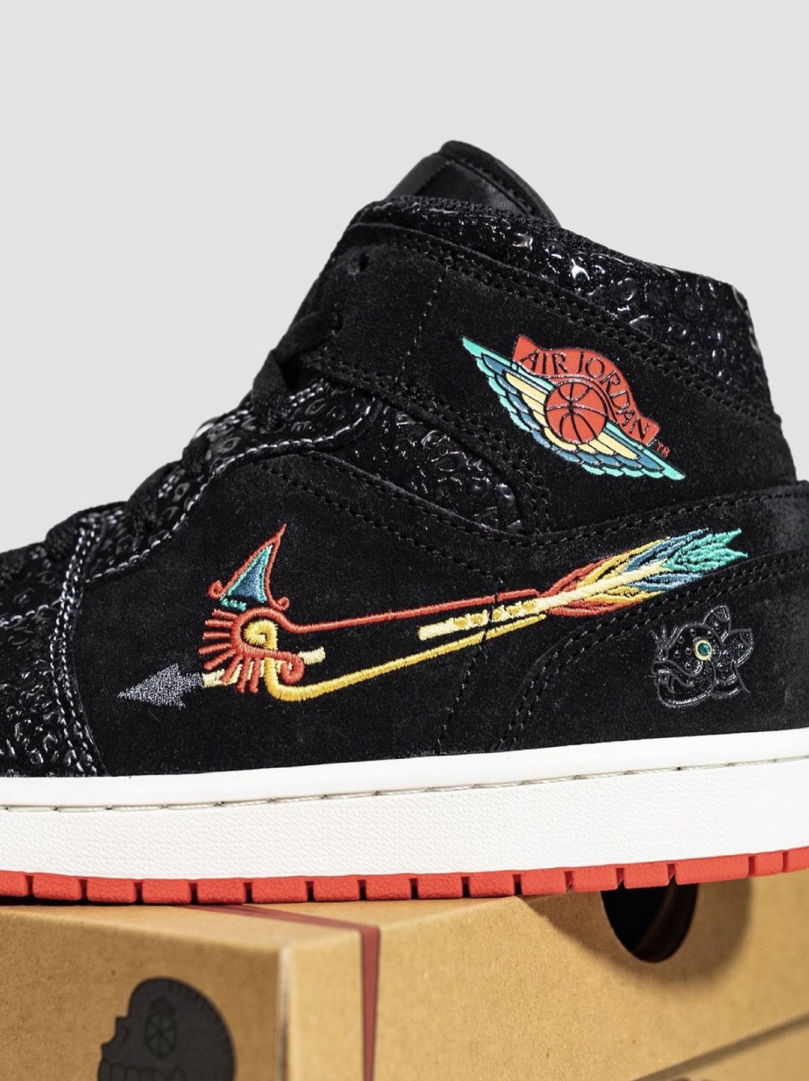 Jordan 1 Mid SE Siempre Familia 착용 스타일 - 4
