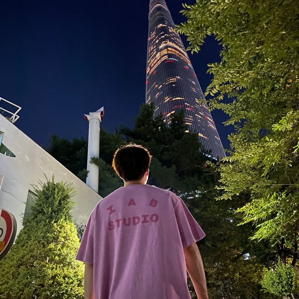 IAB Studio Pigment T-Shirt Magenta 착용 스타일