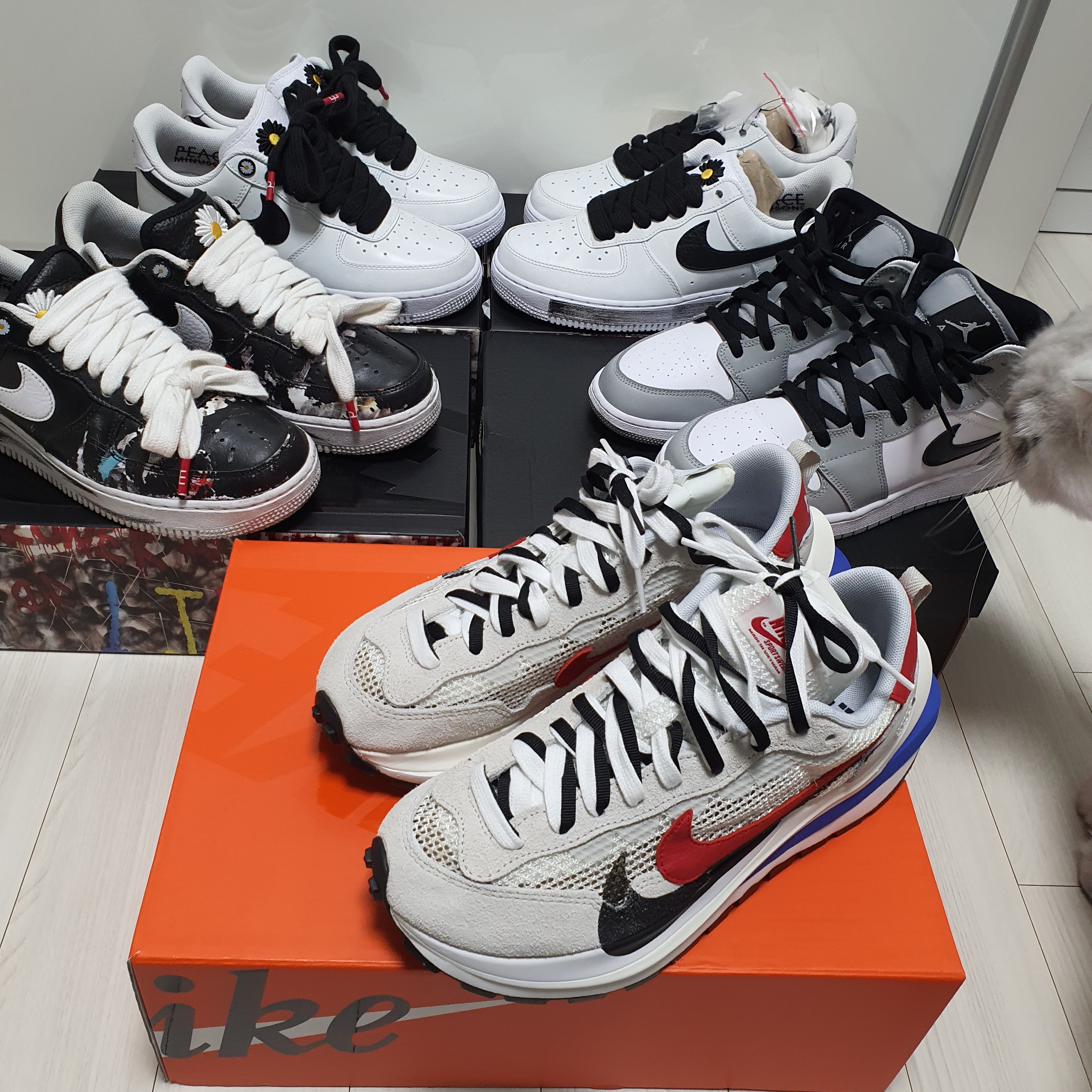 Nike x Sacai VaporWaffle Royal Fuchsia, Jordan 1 Mid Light Smoke Grey 착용 스타일