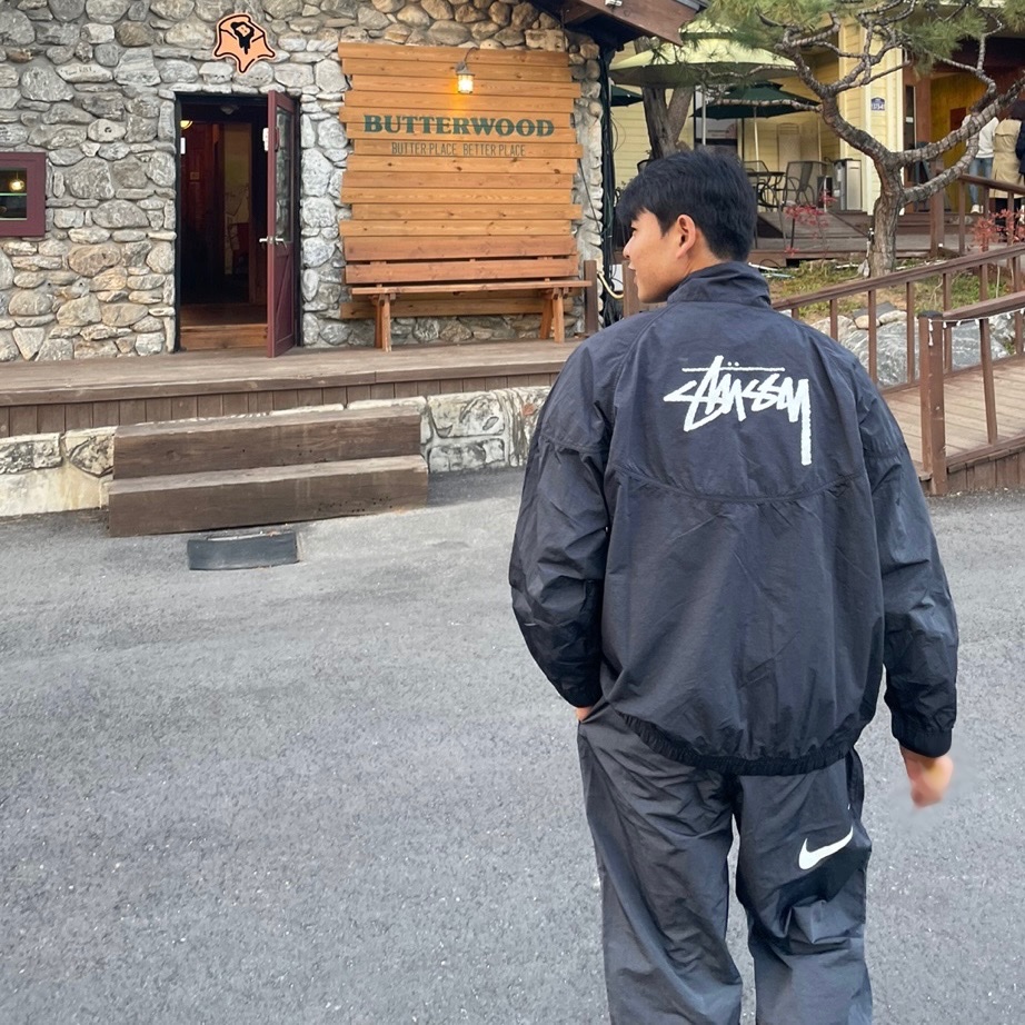 Nike x Stussy Windrunner Jacket Off Noir, Nike x Stussy Beach Pants Off Noir 착용 스타일 - 1