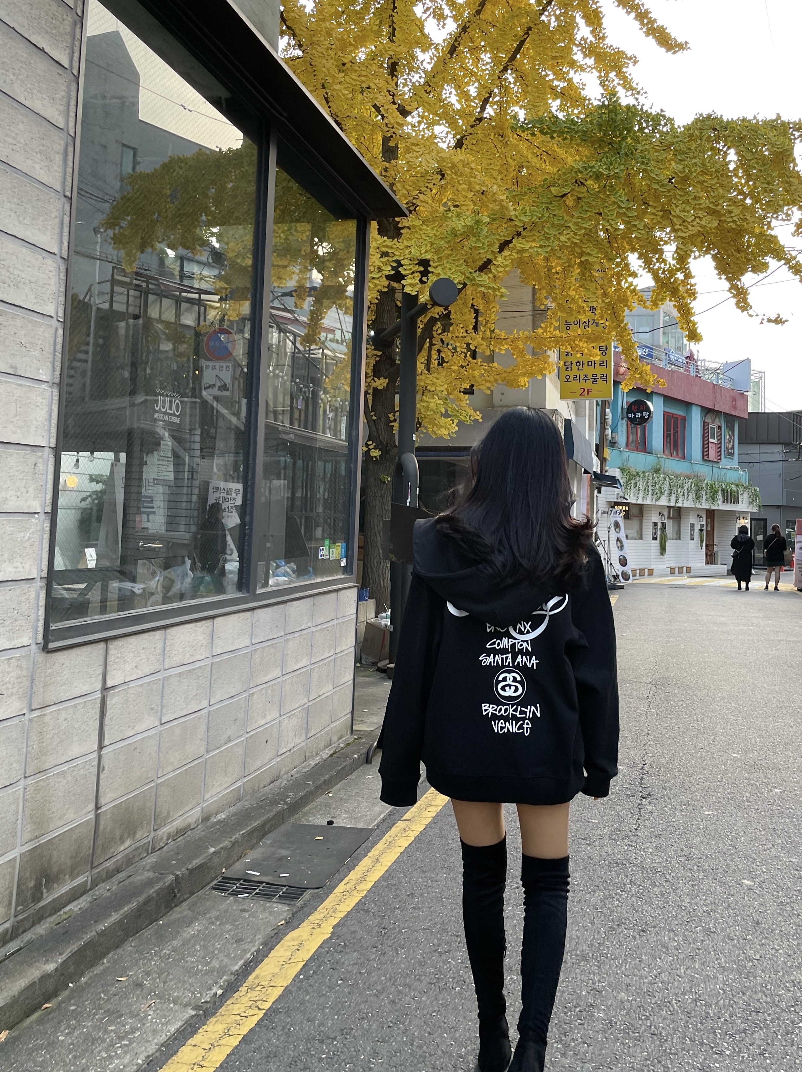 Stussy World Tour Zip Hoodie Black 2021 착용 스타일 - 3