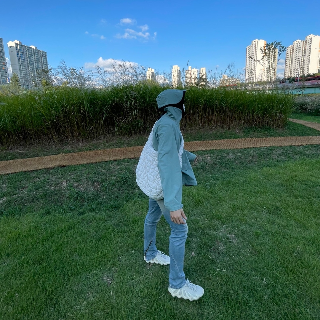 Adidas Yeezy 450 Cloud White 착용 스타일