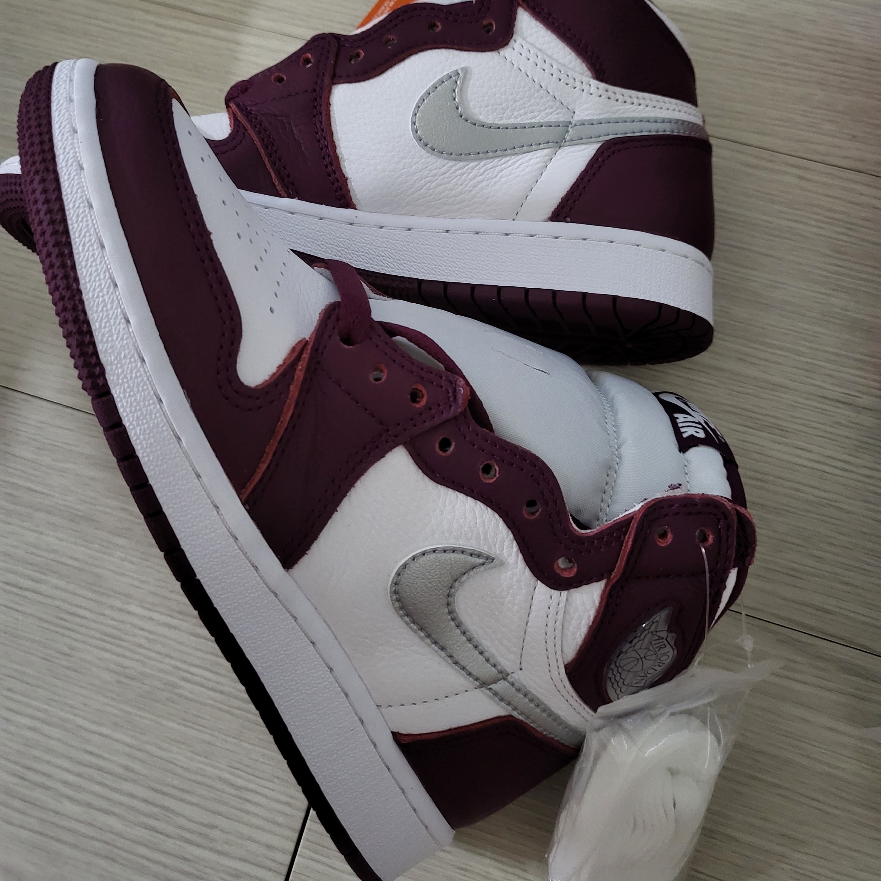(GS) Jordan 1 Retro High OG Bordeaux 착용 스타일 - 2