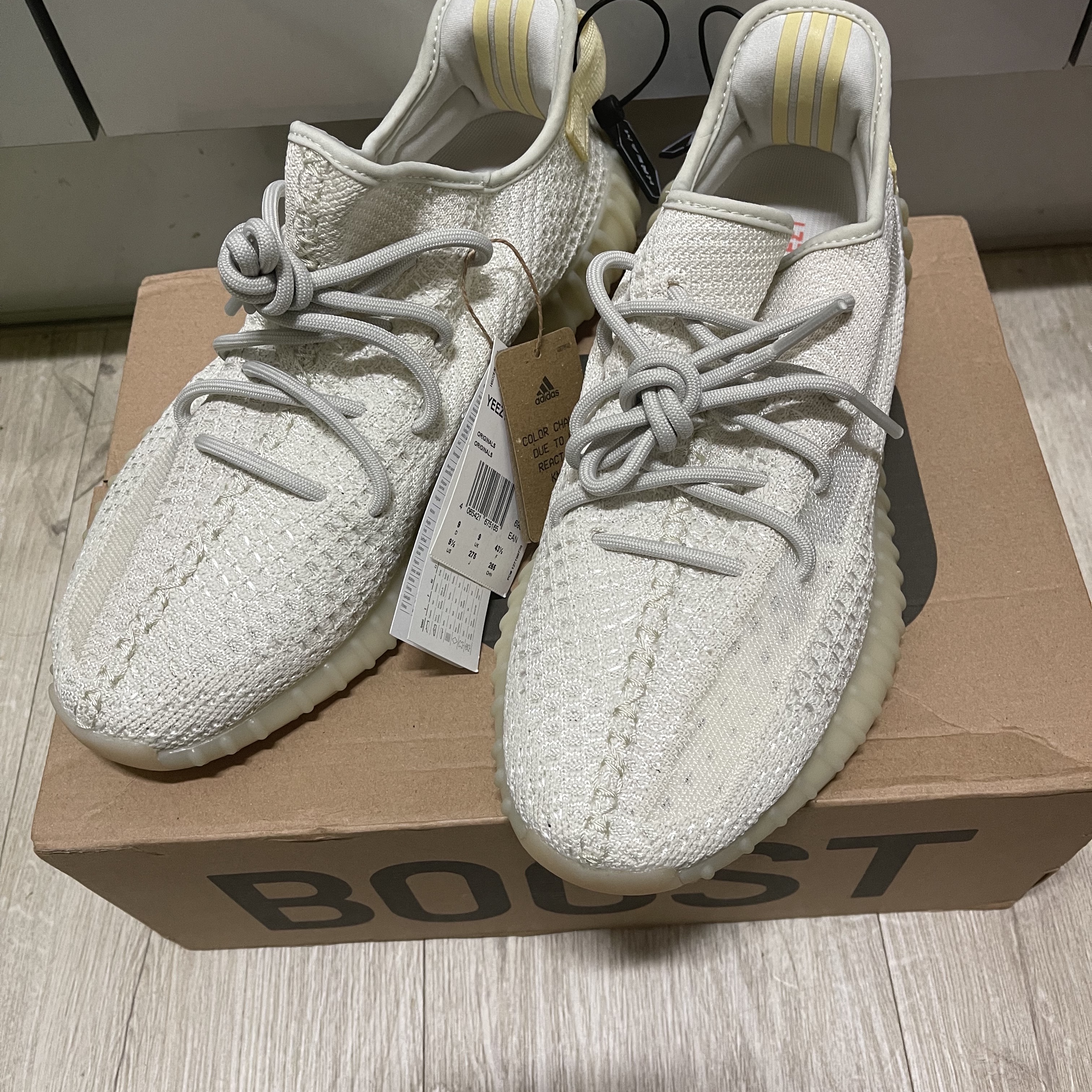 Adidas Yeezy Boost 350 V2 Light 착용 스타일