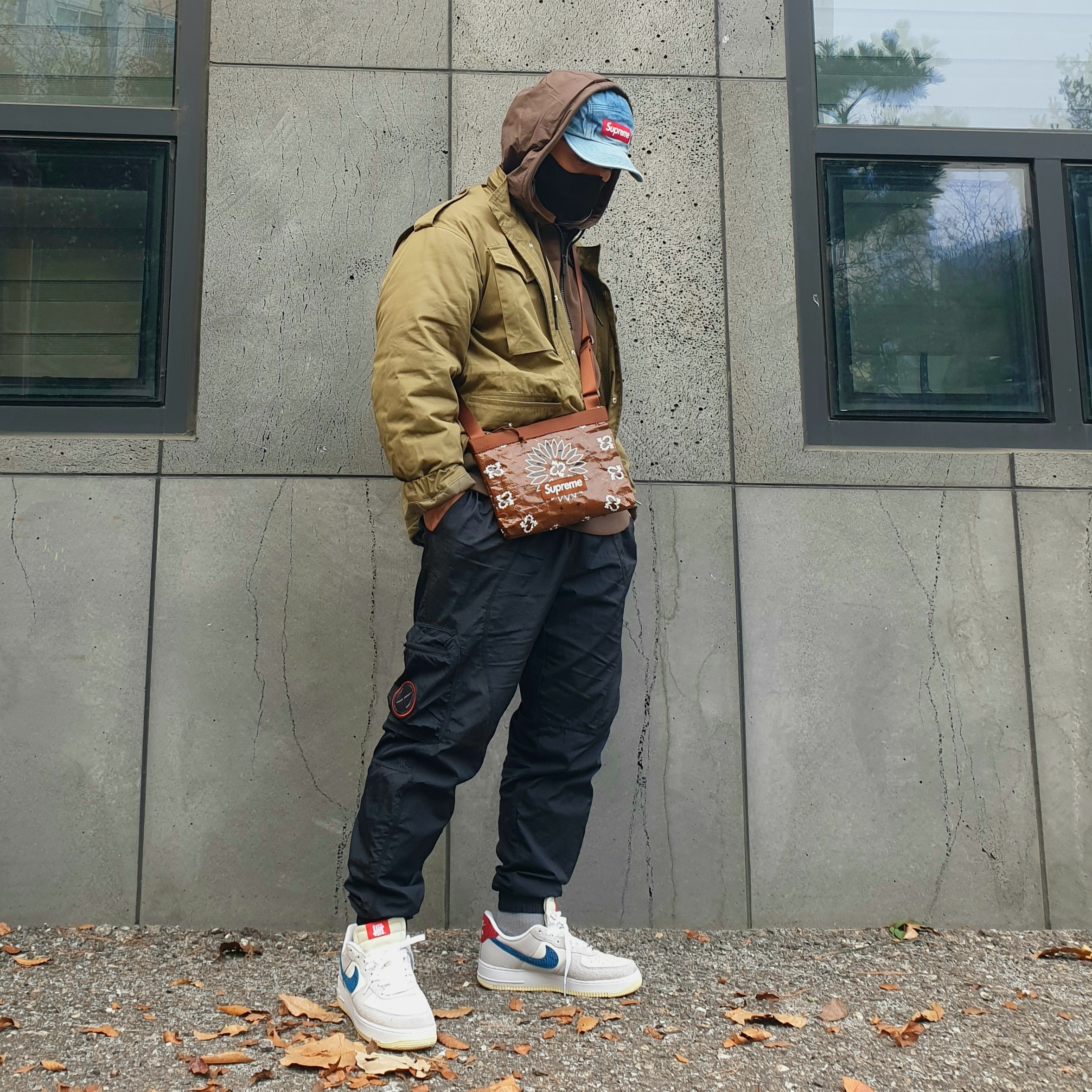 Supreme Washed Chino Twill Camp Cap Denim - 21FW, Supreme Bandana Tarp Side Bag Brown - 21SS 착용 스타일